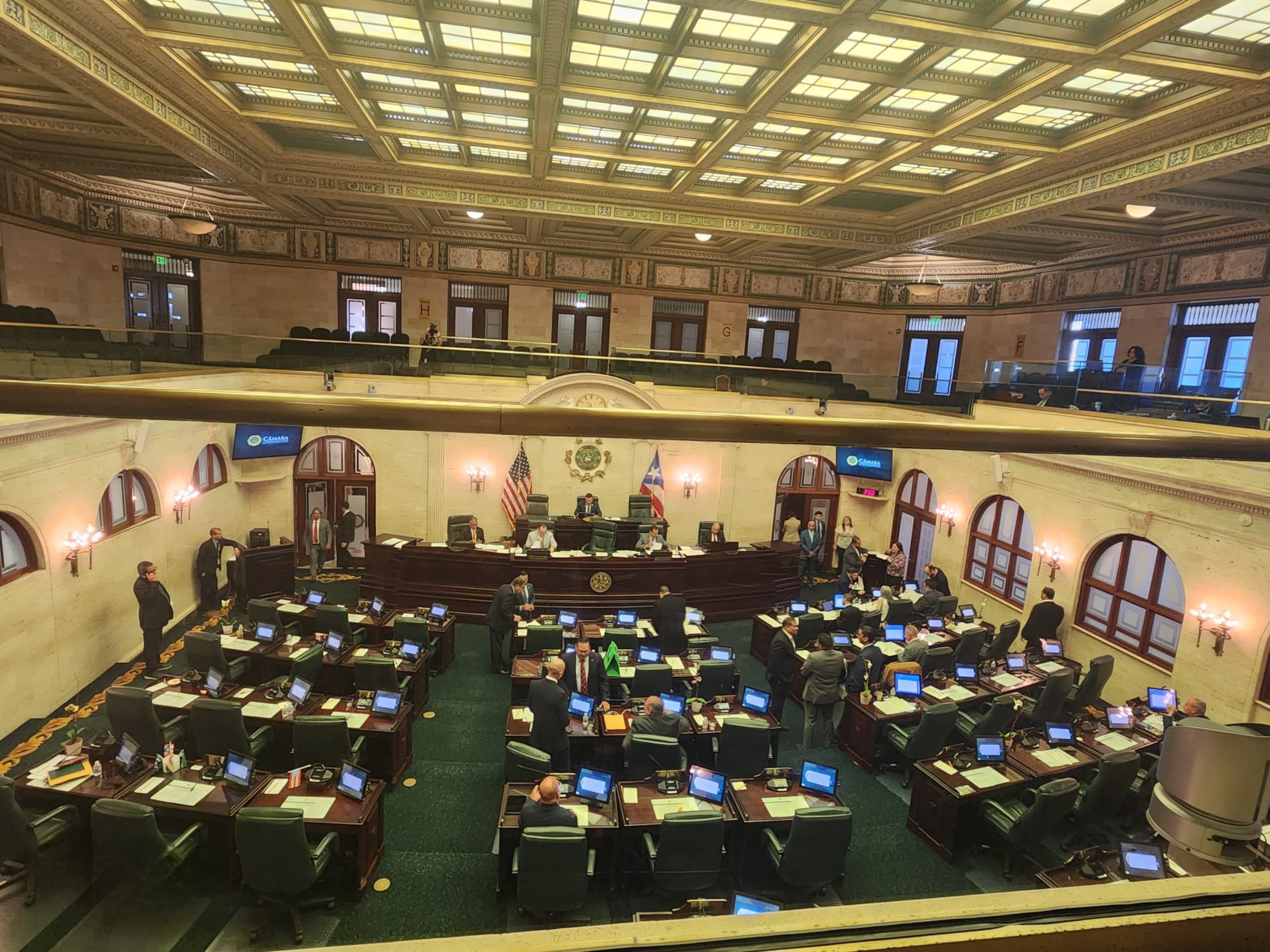 Con cuatro horas de retraso inició la sesión de la Cámara de Representantes, luego de un receso desde el pasado 13 de febrero. A eso de las 5:00 p.m. muchas de las bancas estaban vacías.