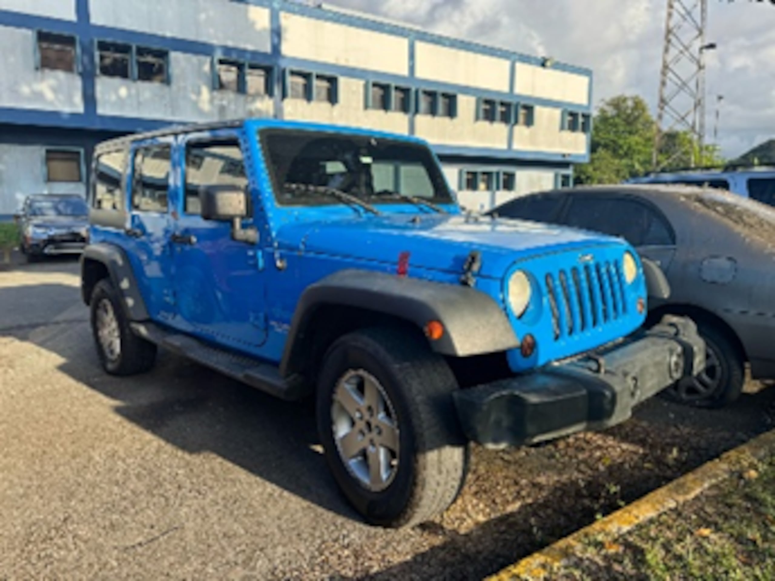 Un Jeep Wrangler en cuyo interior se encontró cocaína y una embarcación también fueron incautados durante la intervención, en la que no se informó de arrestos.