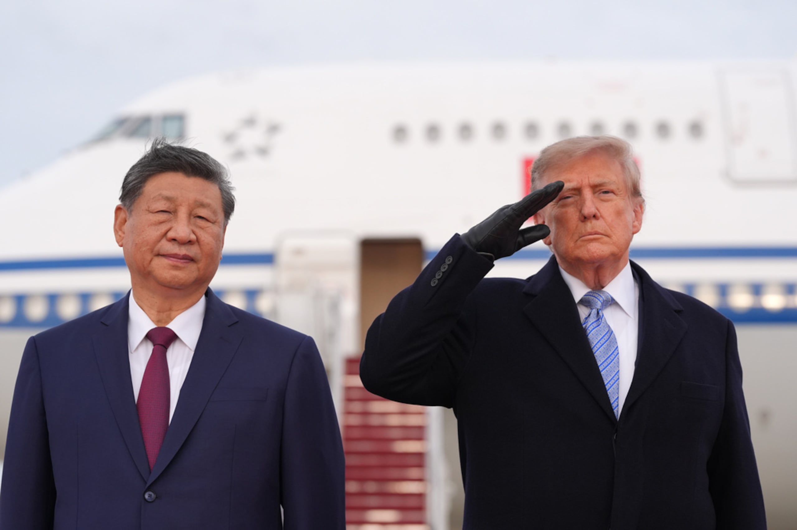El presidente Donald Trump y el presidente de China, Xi Jinping, participan en una ceremonia de bienvenida en la Base Conjunta Andrews, en Maryland, el 23 de septiembre de 2026.
