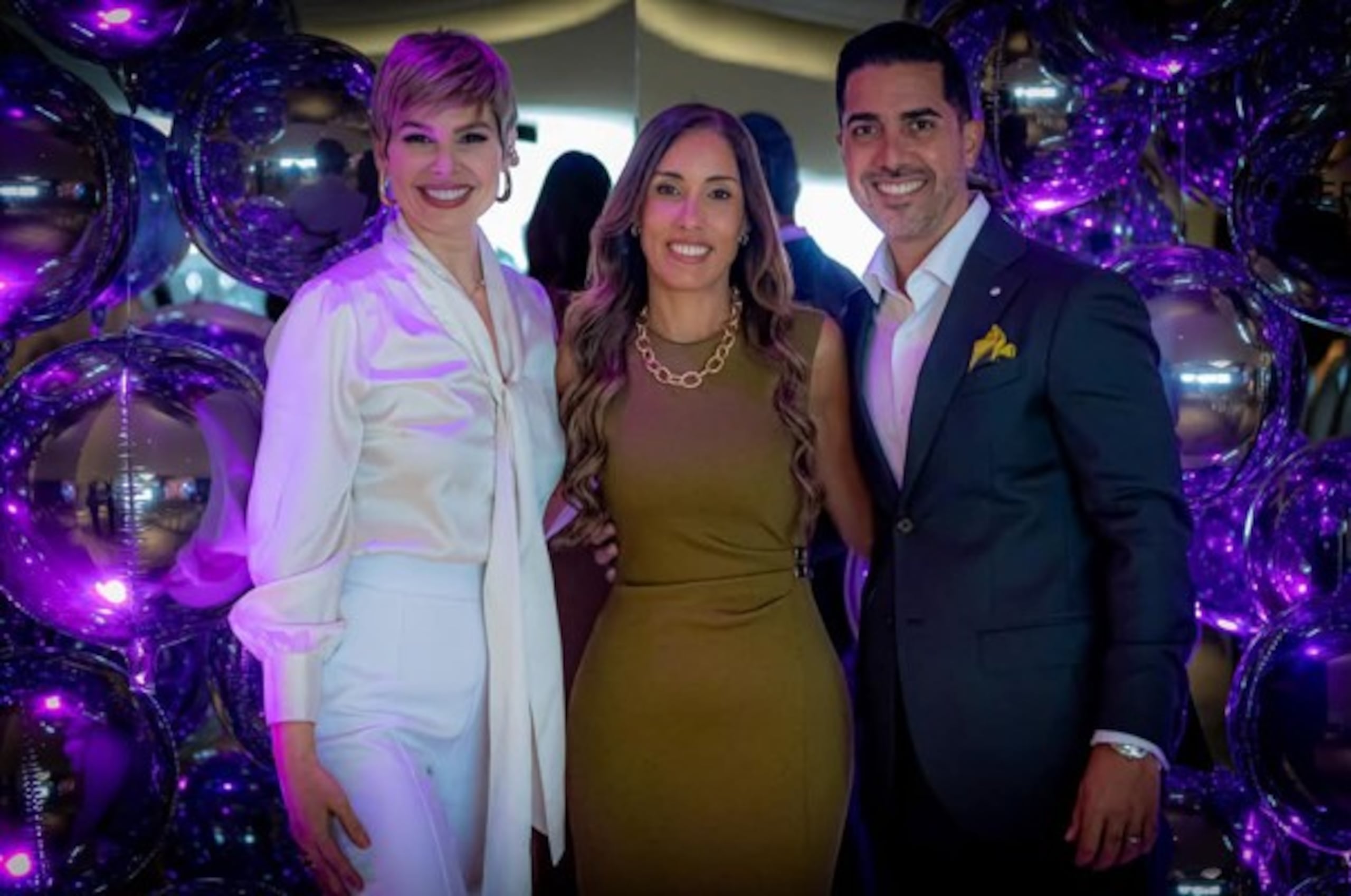 A la izquierda, Ivonne Orsini junto a Grisel Rivera Cruz y Alejandro Hernández.
