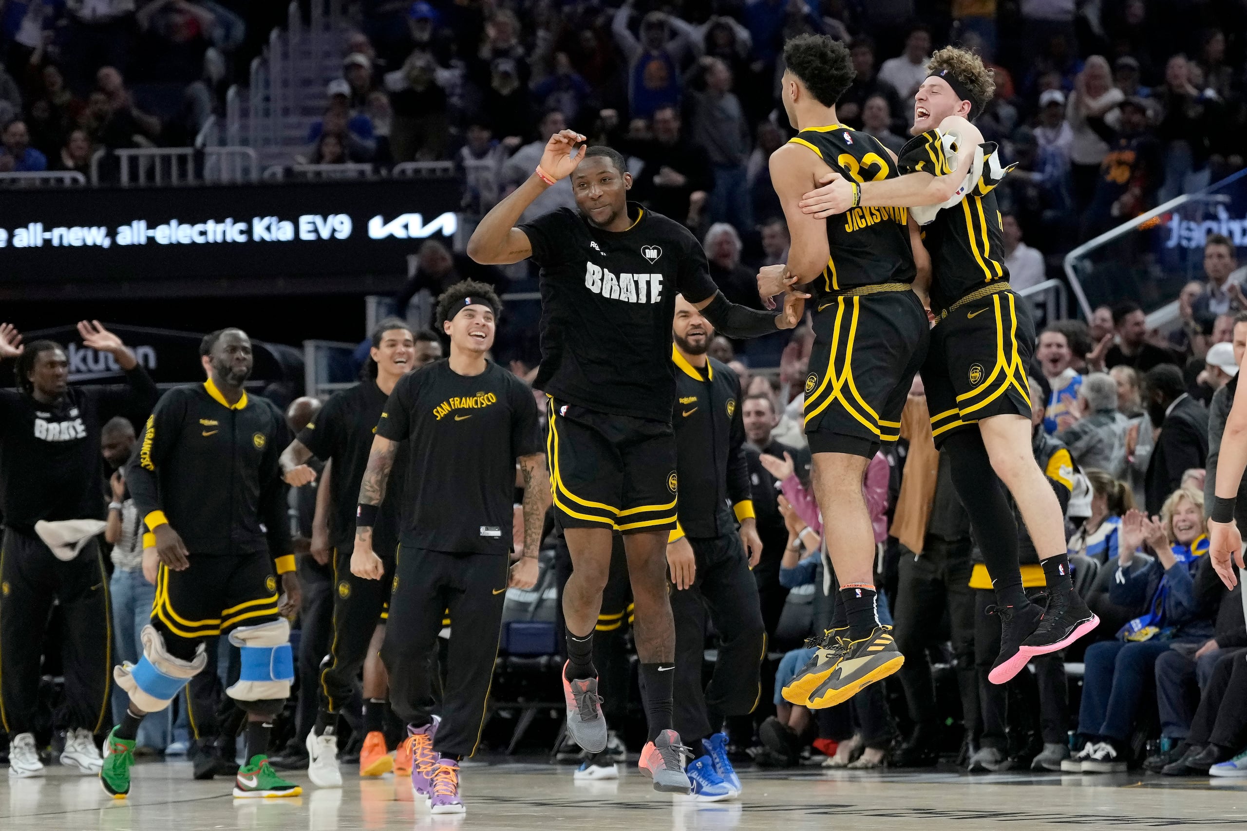 Jonathan Kuminga (centro), alero de los Warriors de Golden State, festeja con Trayce Jackson Davis y Brandin Podziemski en el encuentro del miércoles.