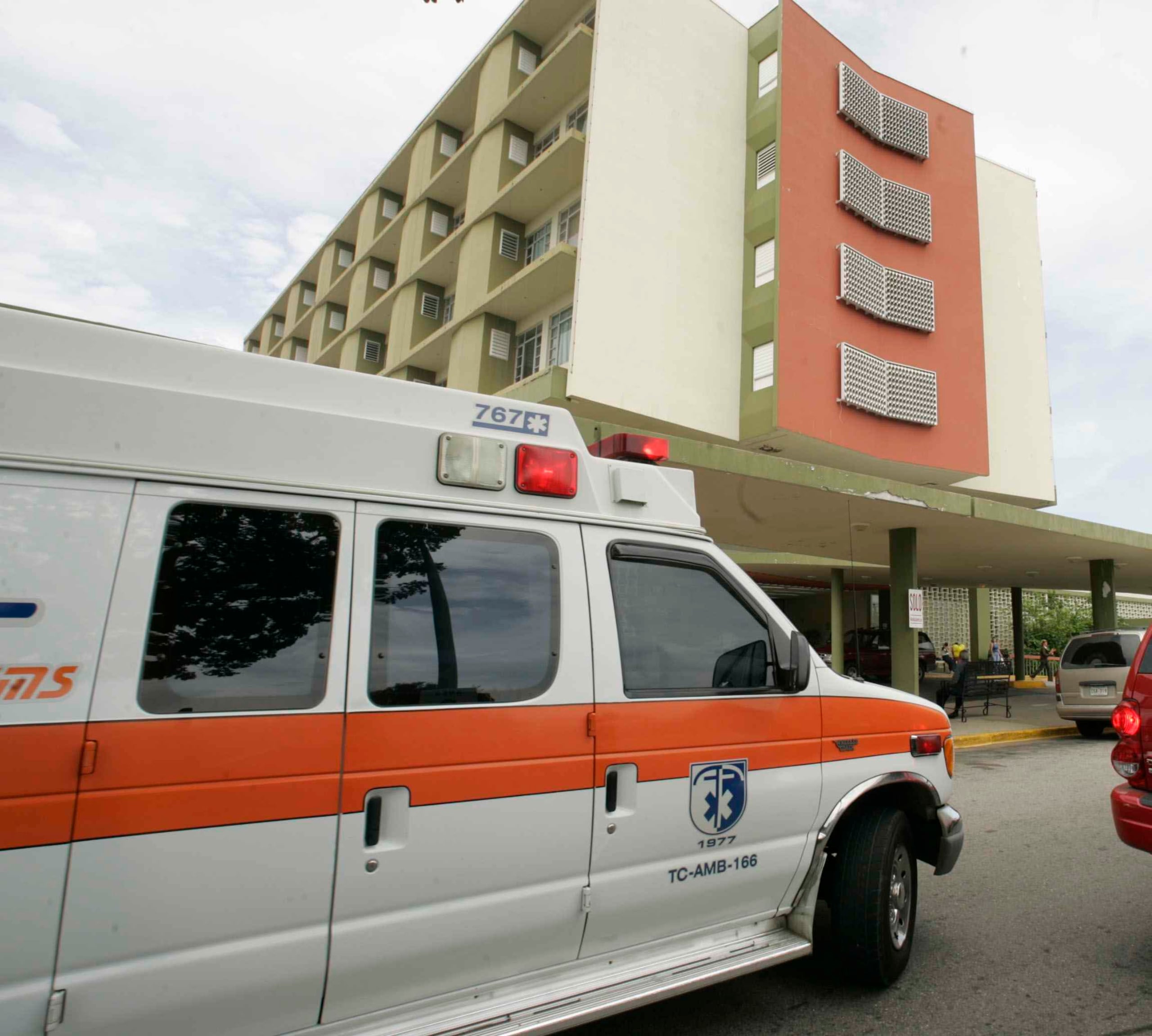 Una ambulancia llega a un hospital. (GFR Media)