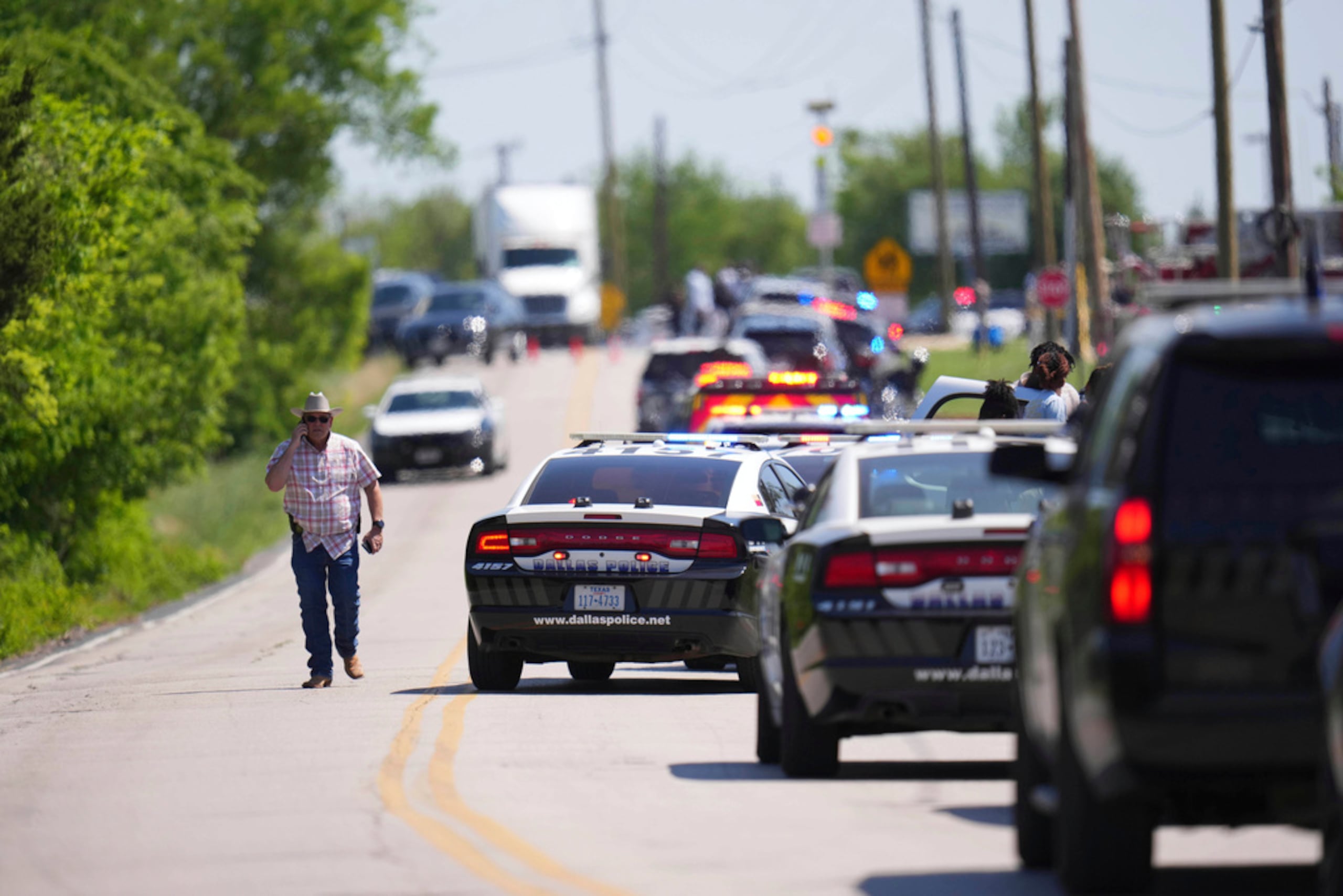 Un agente encubierto de la policía de caminos de Texas llega a la secundaria Wilmer-Hutchins, en Dallas, Texas, donde se reportaron disparos el martes.