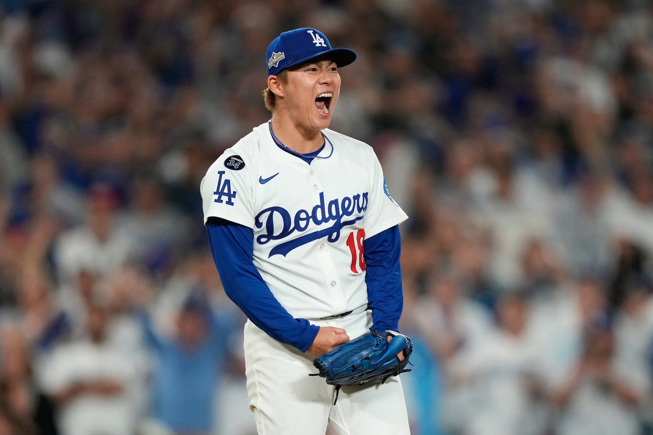 El japonés Yoshinobu Yamamoto, de los Dodgers de Los Ángeles, festeja tras ponchar al dominicano Elly de la Cruz, de los Rojos de Cincinnati, en el segundo juego de la serie de comodines, el miércoles 1 de octubre de 2025. (AP Foto/Mark J. Terrill)