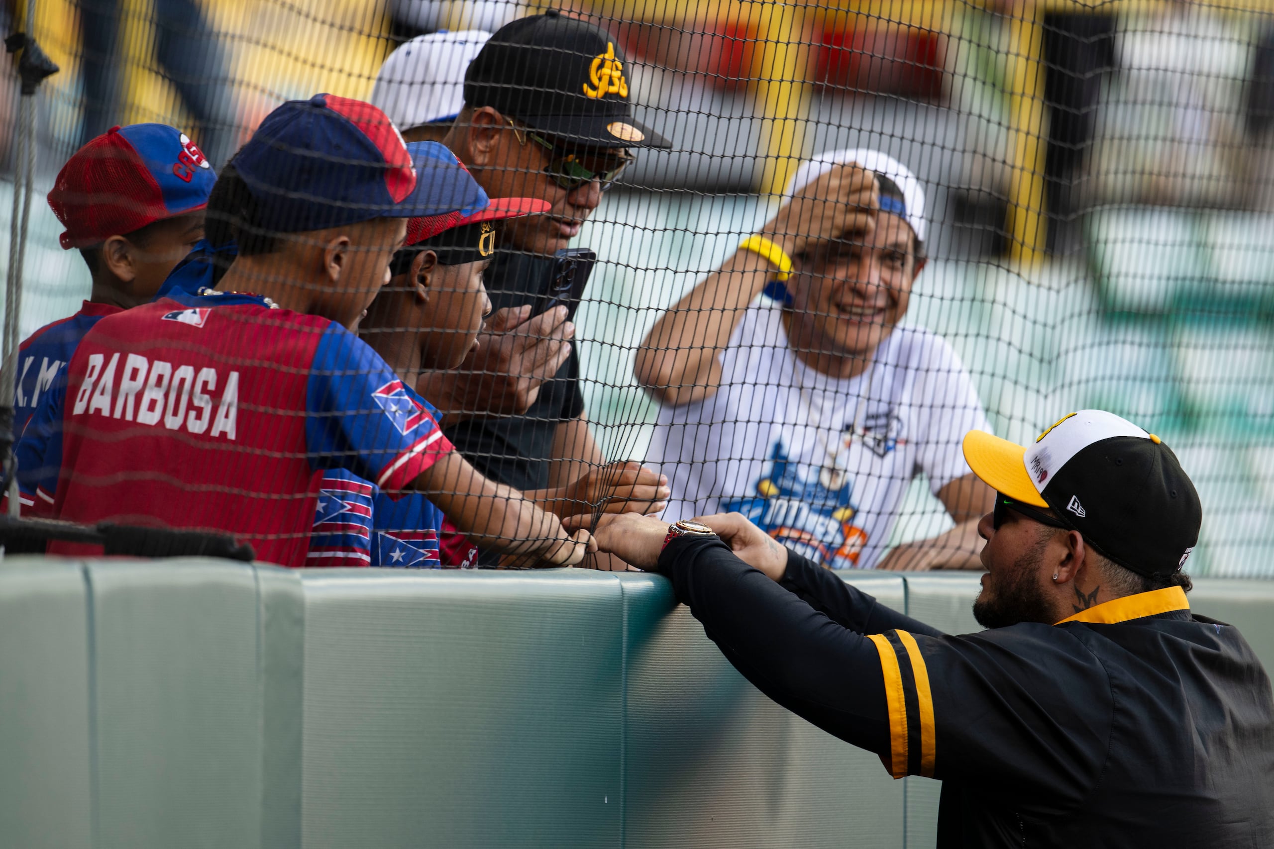 Yadier Molina, dirigente de las Águilas, saluda a varios fanáticos en el Estadio Hiram Bithron.