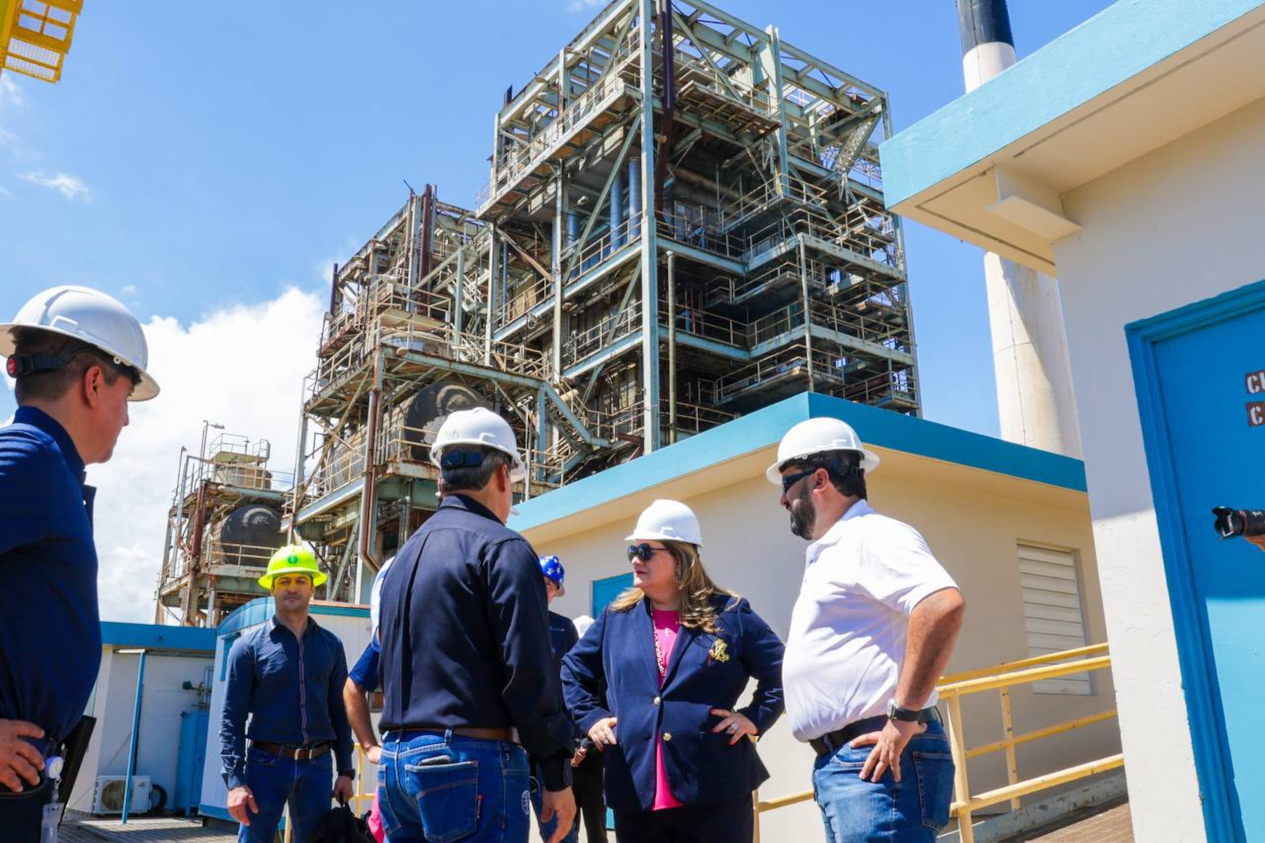 La gobernadora Jenniffer González Colón visitó el pasado miércoles Costa Sur para anunciar que la unidad 5 había entrado en funciones.