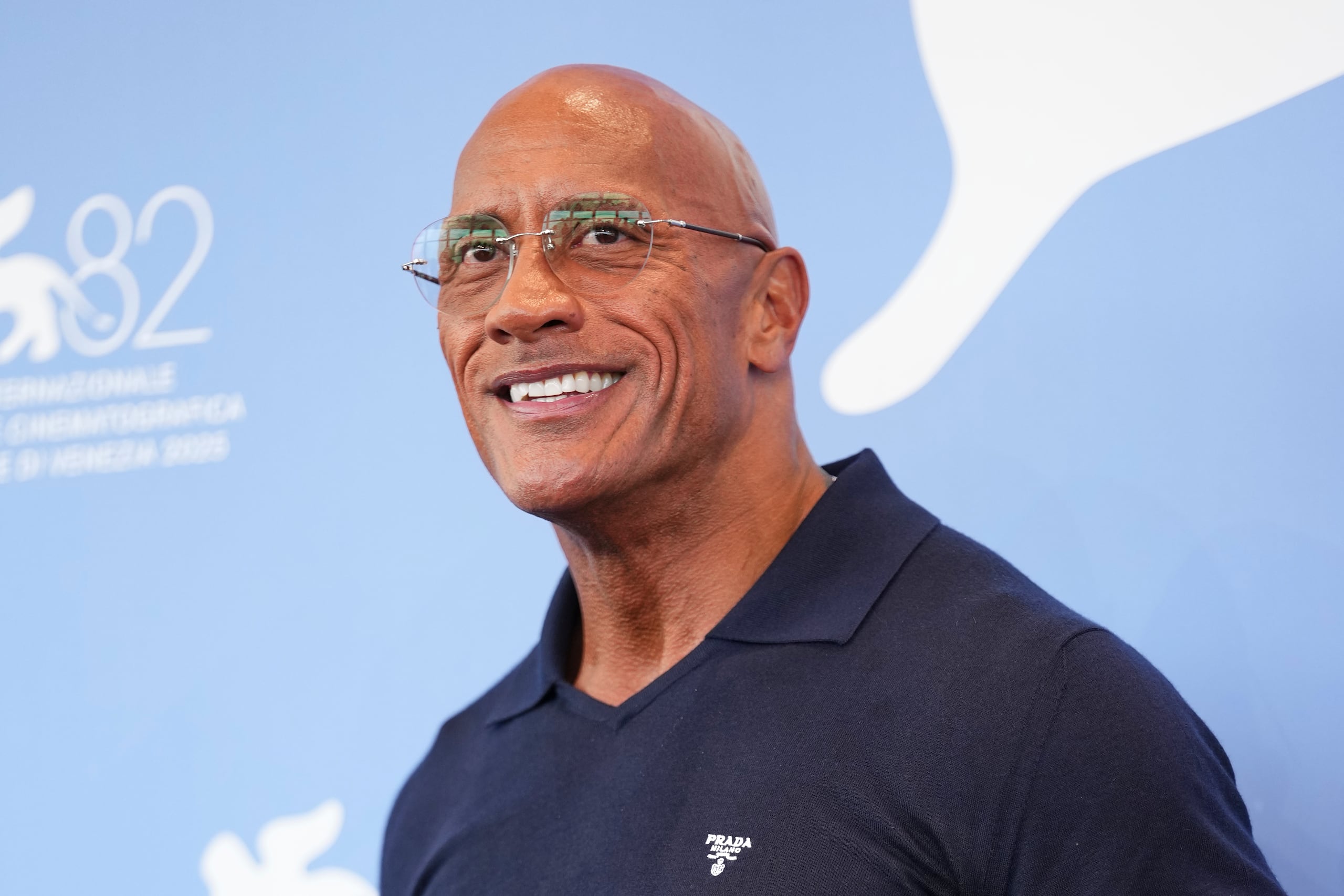Dwayne Johnson posa para los fotógrafos en la sesión fotográfica de la película 'The Smashing Machine' durante la 82ª edición del Festival de Cine de Venecia en Venecia, Italia, el lunes 1 de septiembre de 2025.
(Foto Scott A Garfitt/Invision/AP)