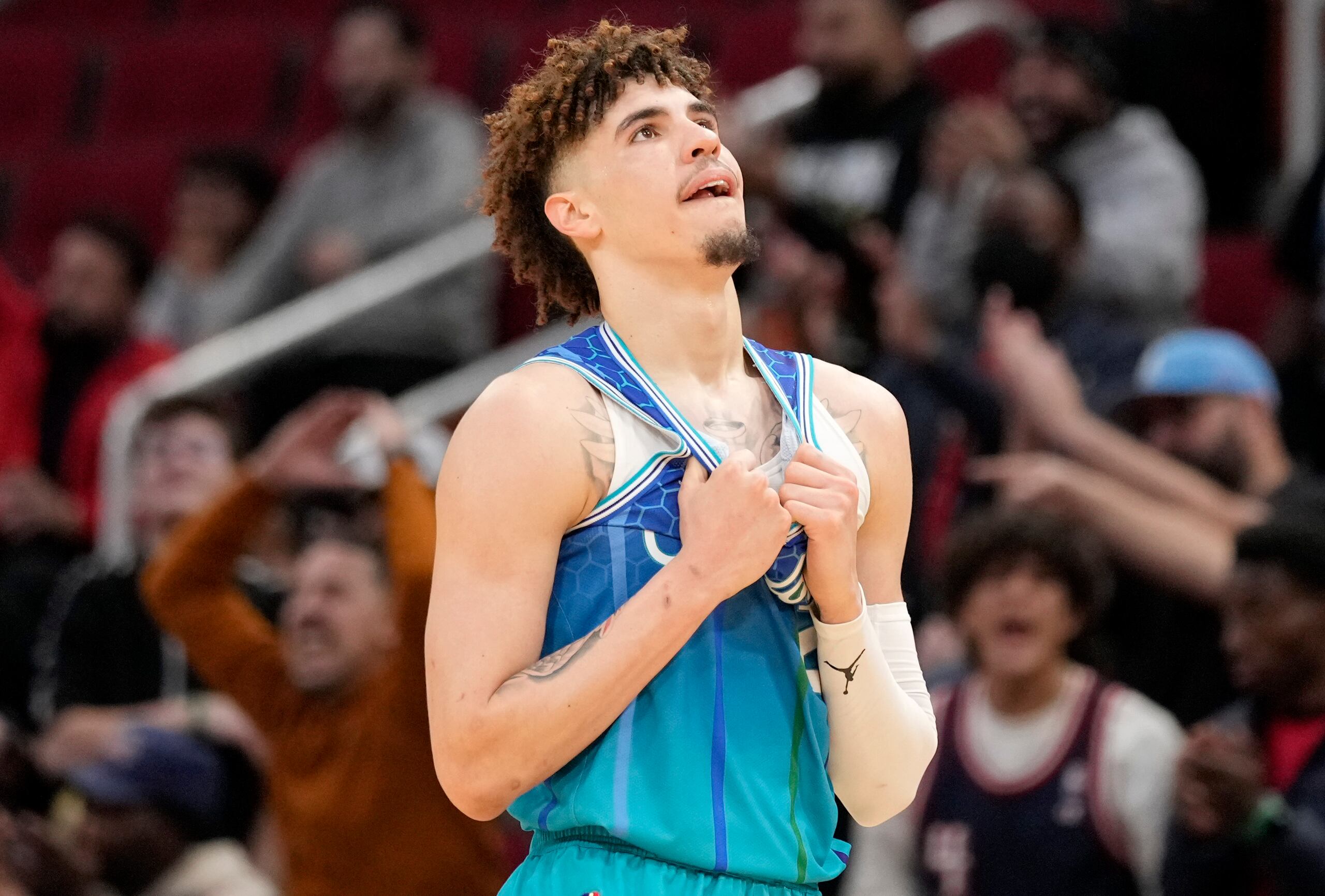 LaMelo Ball regresa a juego con los Hornets.