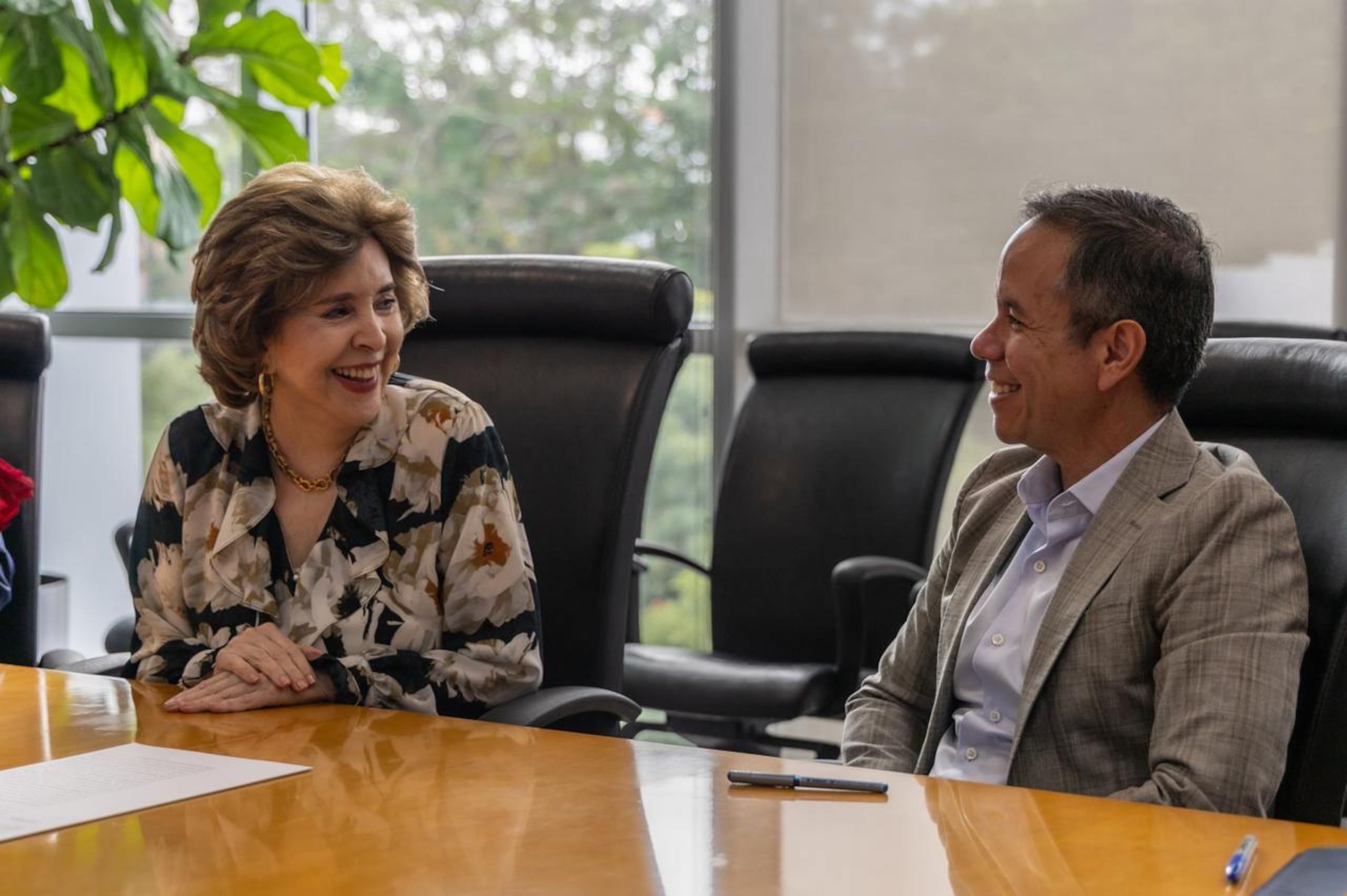 La exgobernadora Sila María Calderón y el alcalde Miguel Romero conversan amistosamente tras concretarse la transferencia de las propiedades.