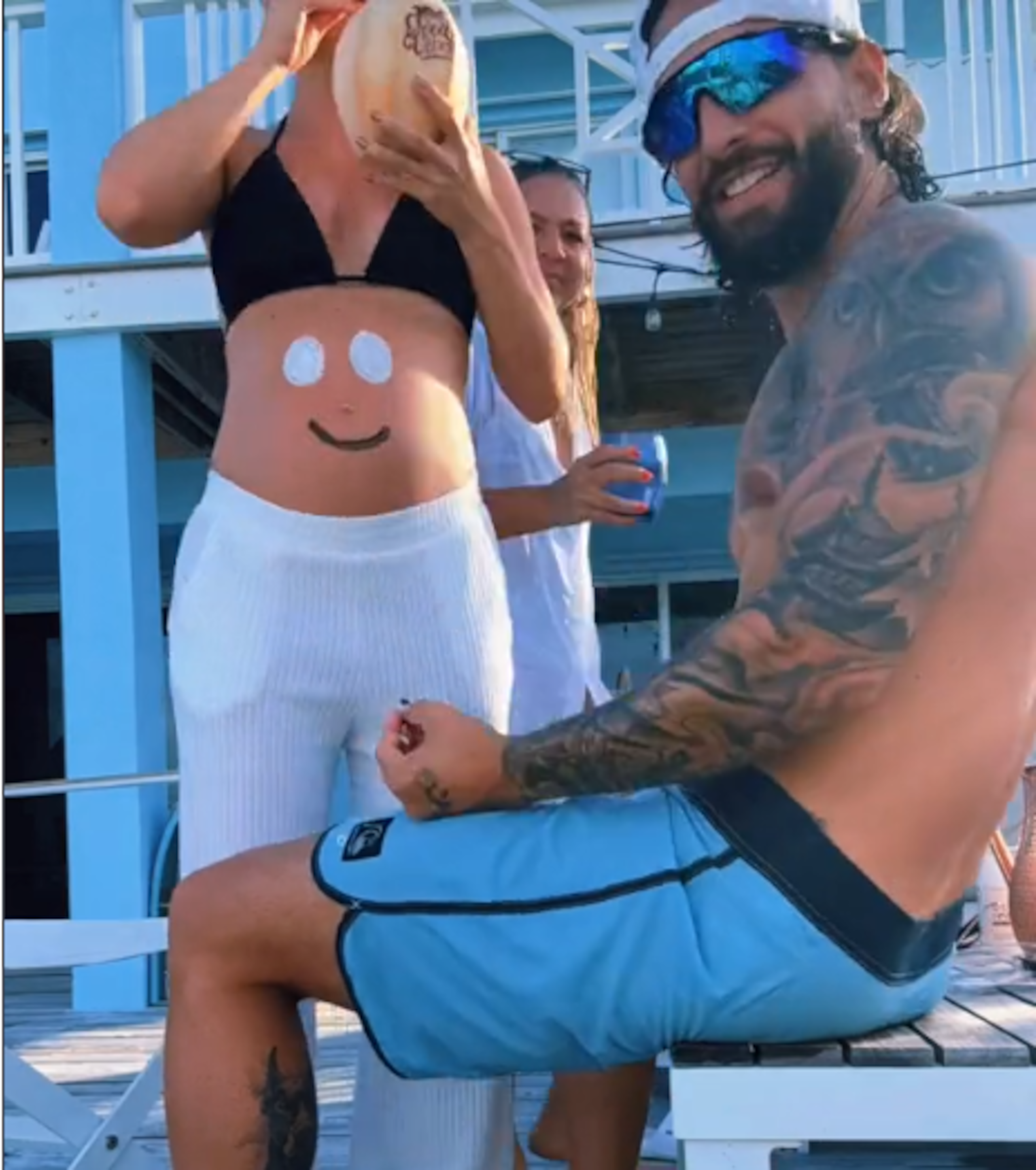 Maluma y su pareja, Susana Gómez compartieron fotos y videos de la simpática celebración de Halloween con su hija por nacer, Paris.