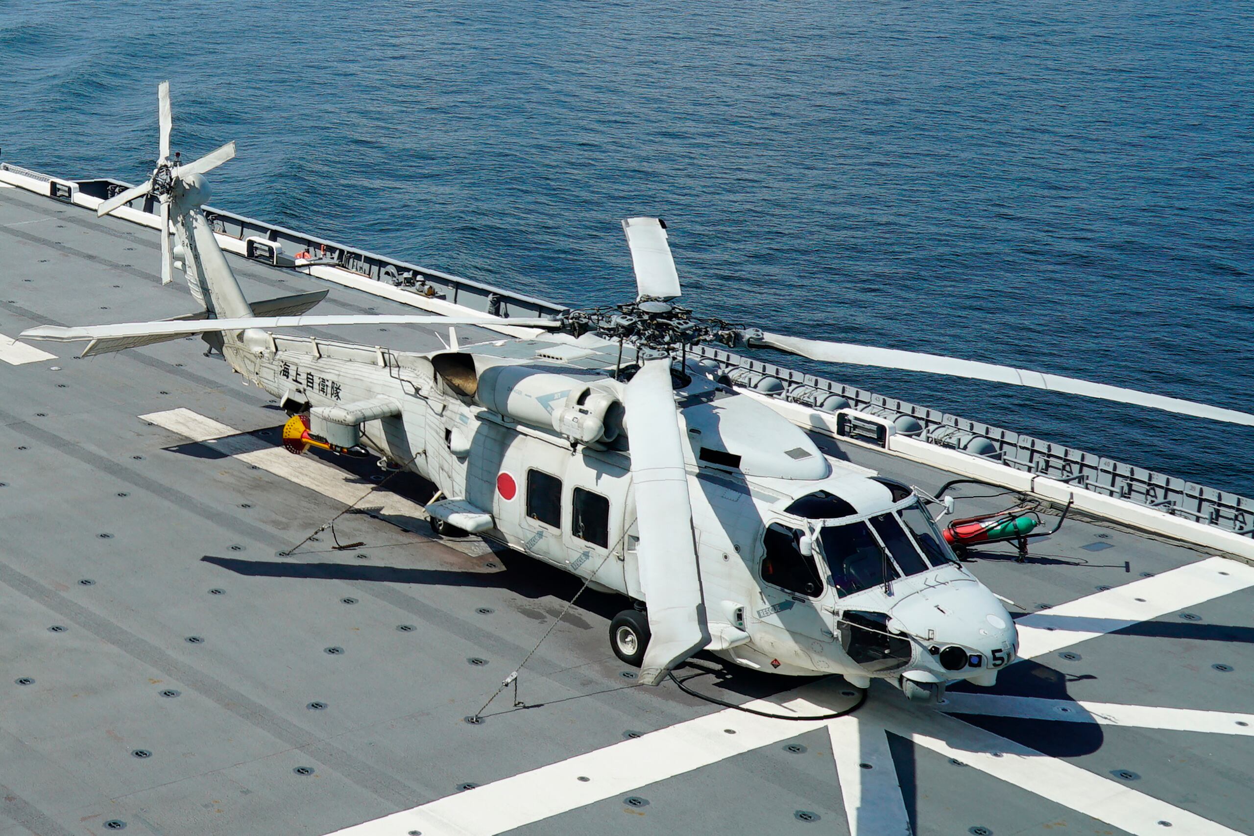 Uno de los ocho tripulantes de los SH-60K fue rescatado de las aguas, pero se desconocía su estado.