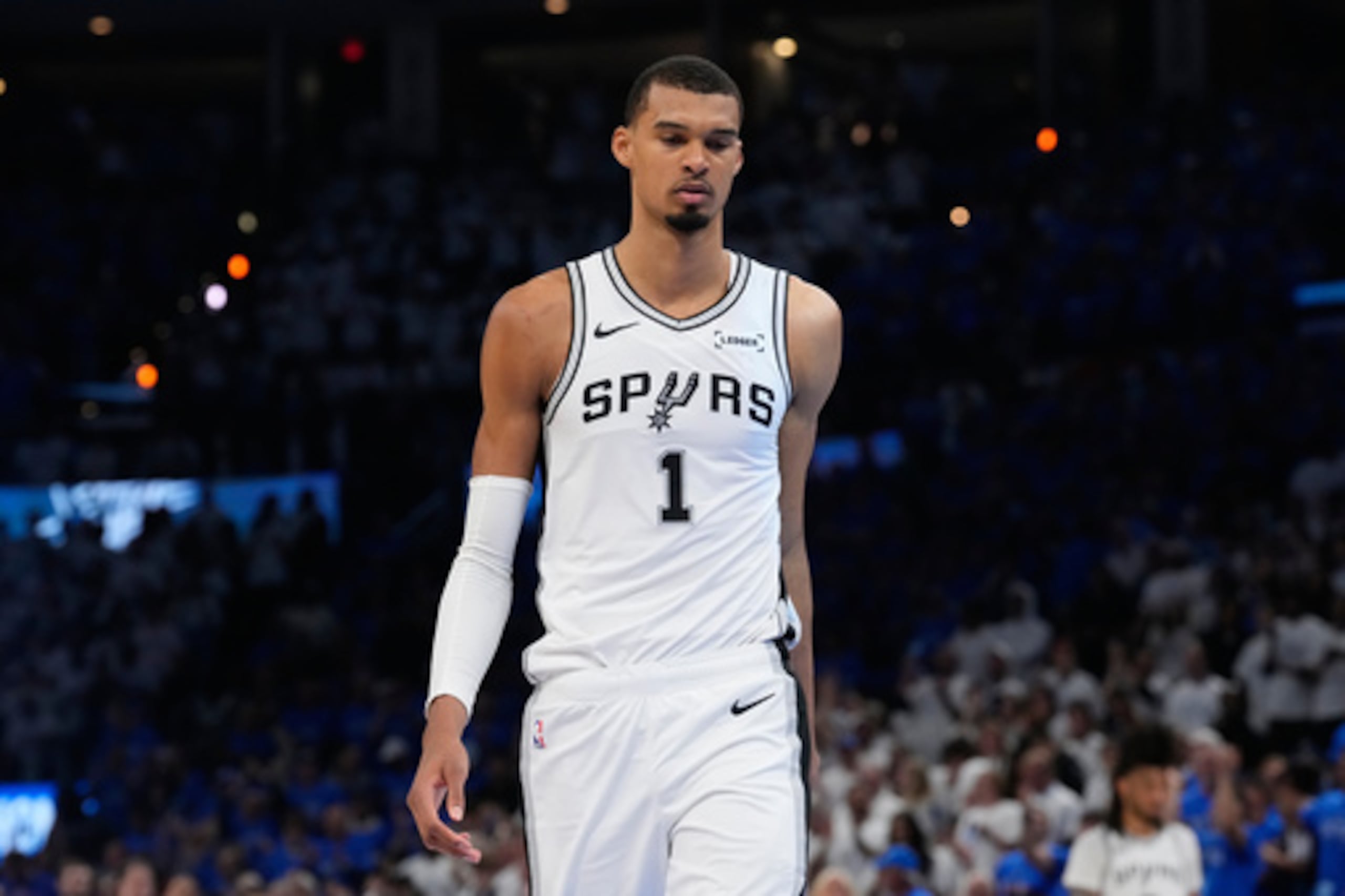 El alero de los Spurs Victor Wembanyama reacciona tras el segundo partido de la final de la Conferencia Oeste de baloncesto de la NBA contra Oklahoma City.
