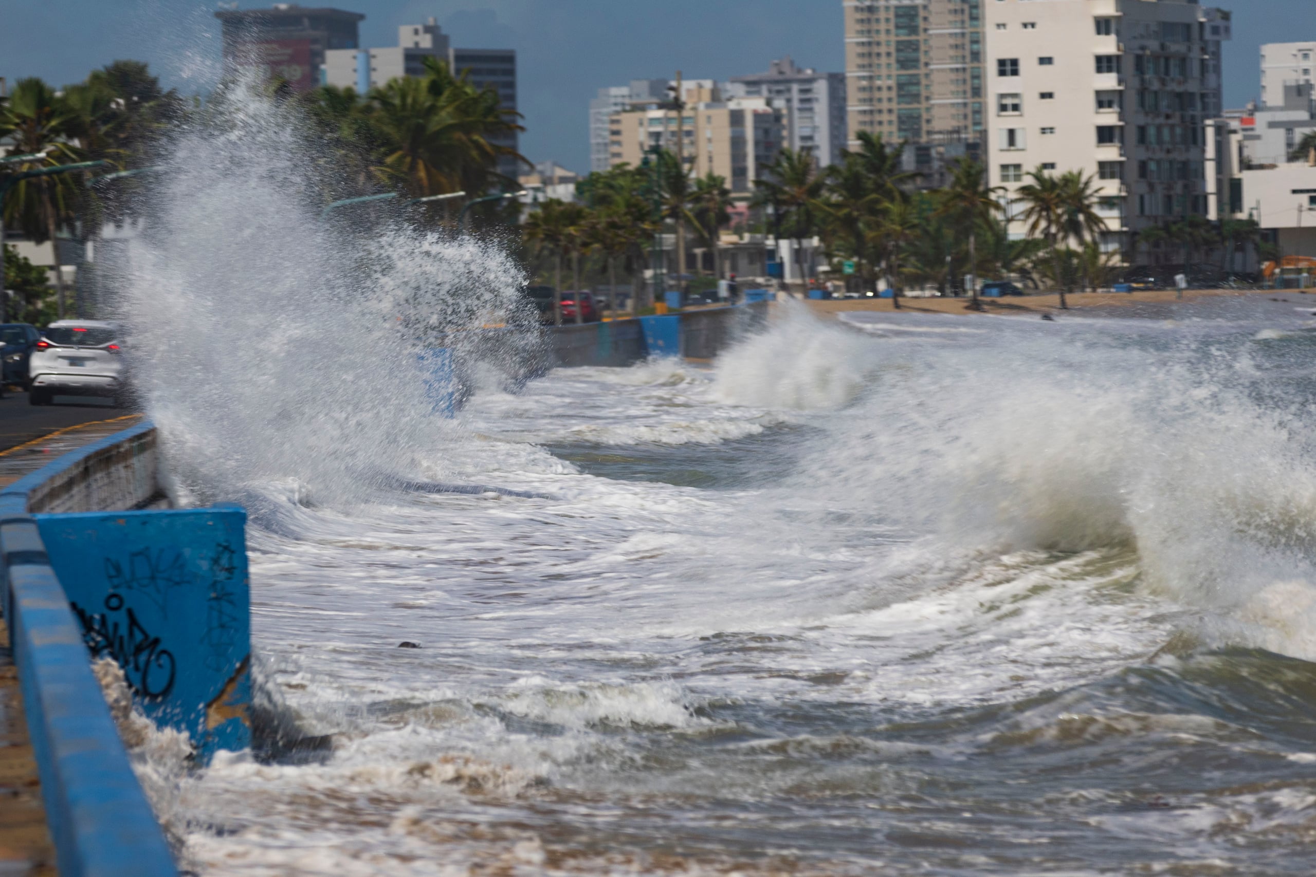 Impacto de las olas rompientes en la costa de la playa el Último Trolley el 13 de septiembre de 2022. La marejada es provocada por la energía que produjo el huracán Earl.
