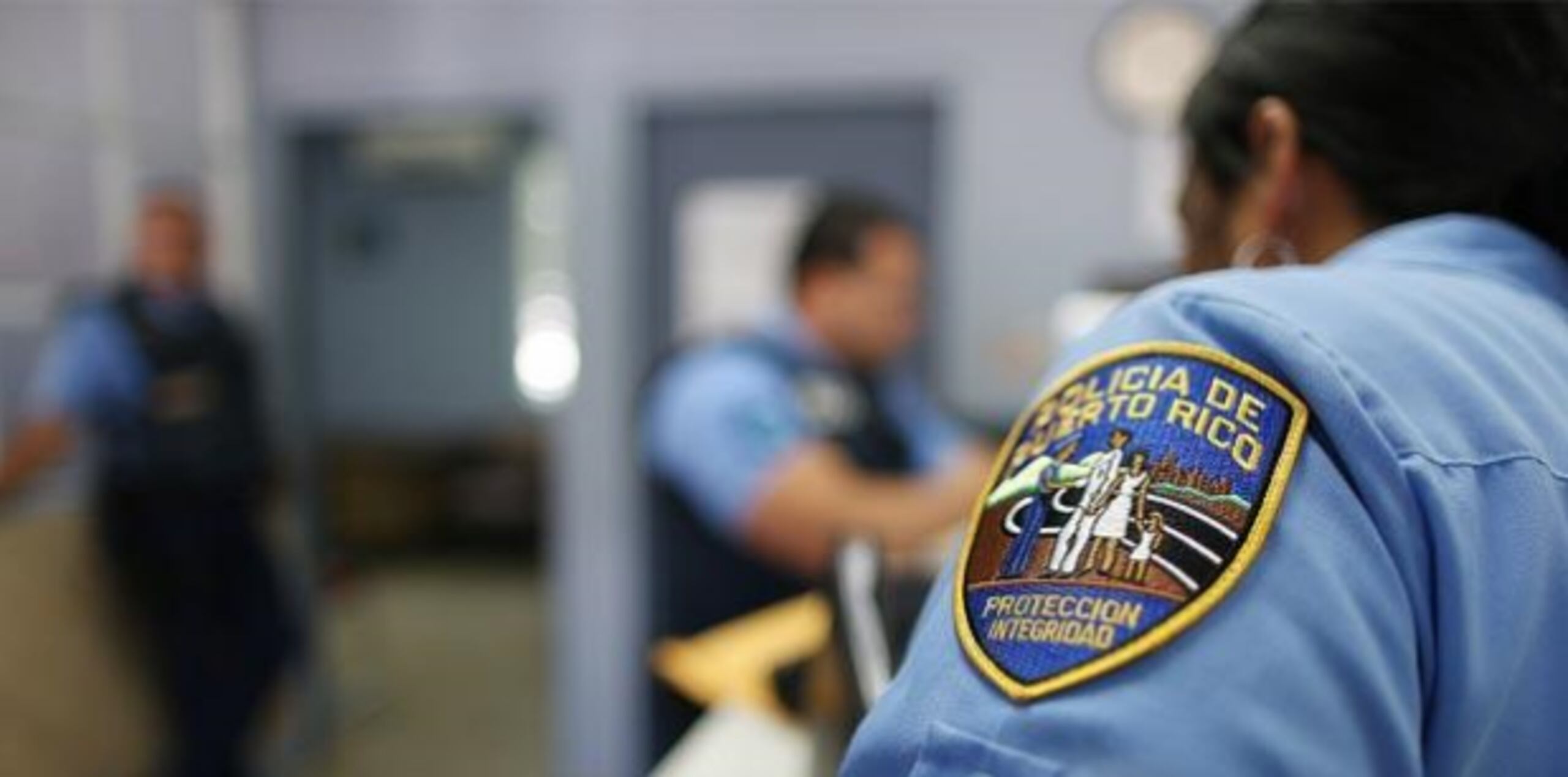 La Policía dijo que el individuo permanece detenido en el Cuartel de Camuy. (Archivo)