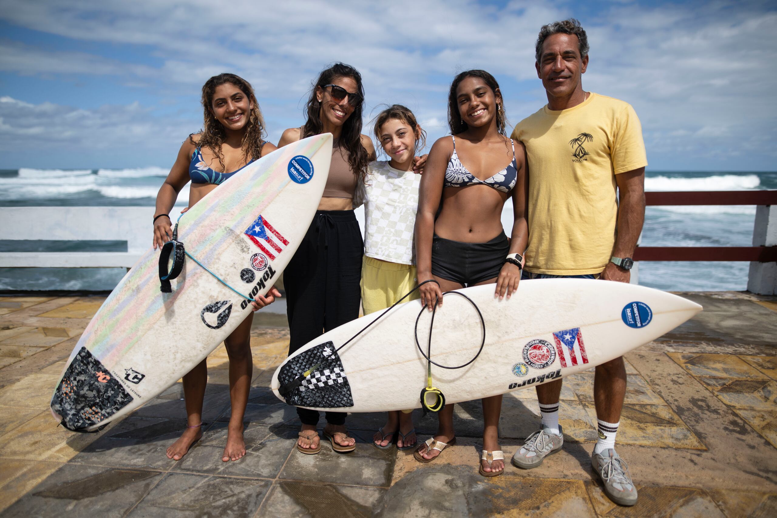 La familia Soto-Pérez se disfrutó el pasado fin de semana, con éxito, la cuarta parada del Circuito Nacional de Surfing en Arecibo. En el orden acostumbrado aparecen Miamar, quien ganó la categoría de los 18 años, su madre Ivelisse Pérez, sus hermanas Alana y Sinaí y su padre Alex Soto.