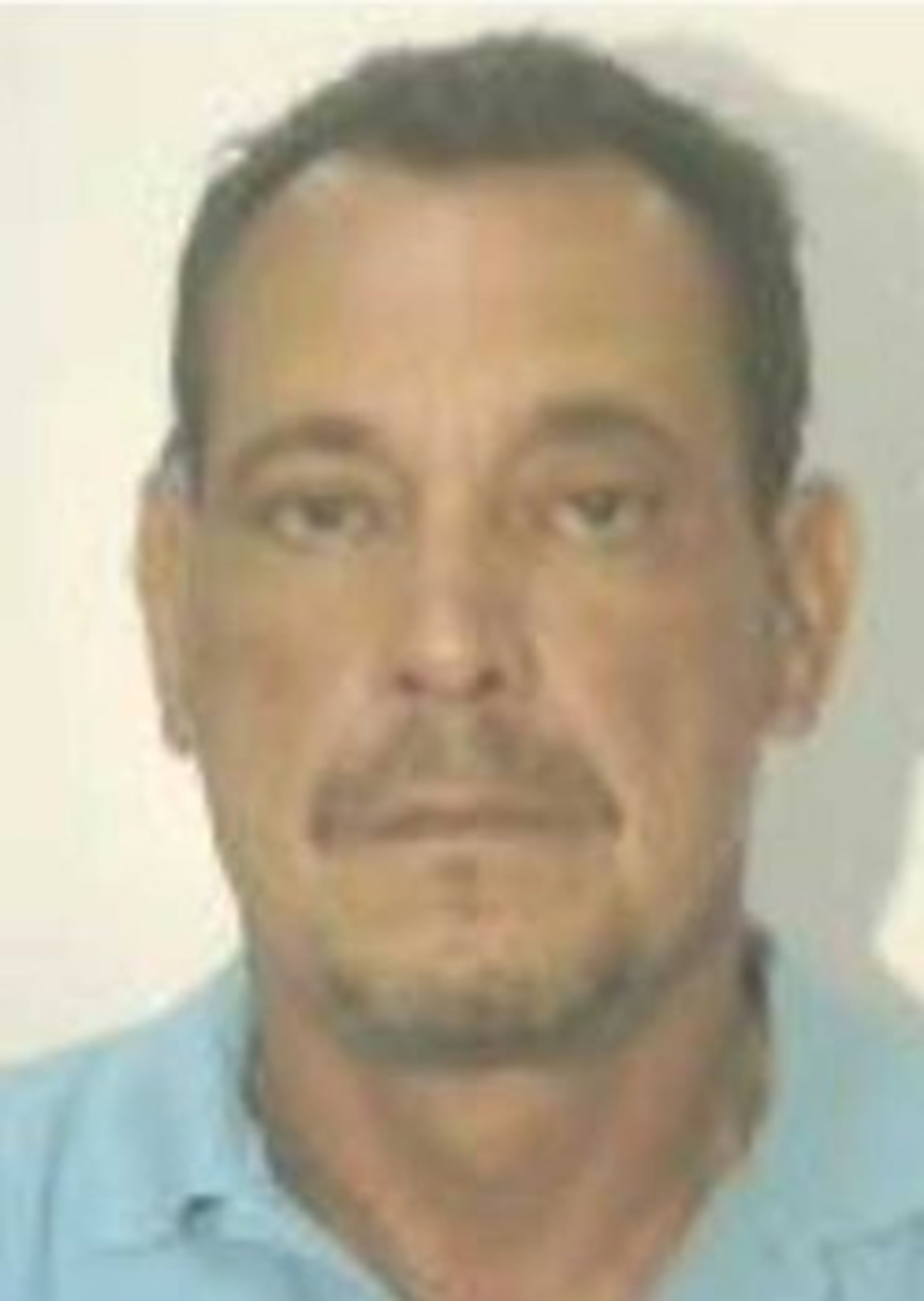 La jueza Aida Meléndez, del Tribunal de Bayamón, expidió una orden de arresto contra Carlos E. Vázquez Pagán de 59 años, por  robo de identidad y falsificación de licencia, con una fianza de $90,000.