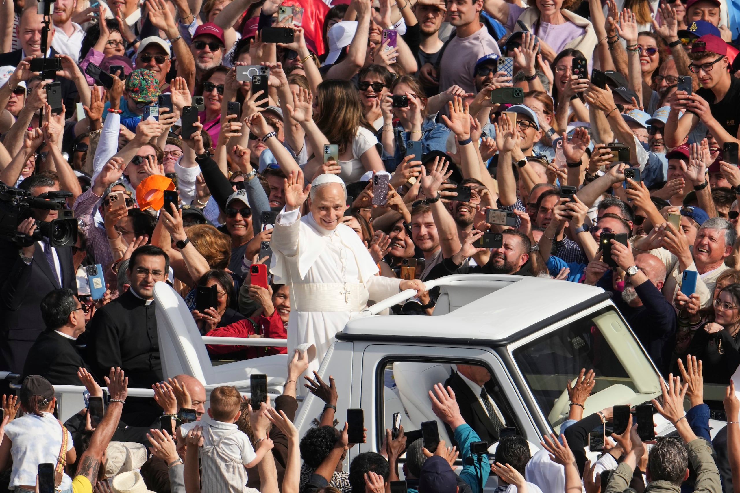 El papa León XIV pasa en su papamóvil por la plaza de San Pedro del Vaticano antes de la misa de inicio de su pontificado, el domingo 18 de mayo de 2025. (AP Foto/Domenico Stinellis)