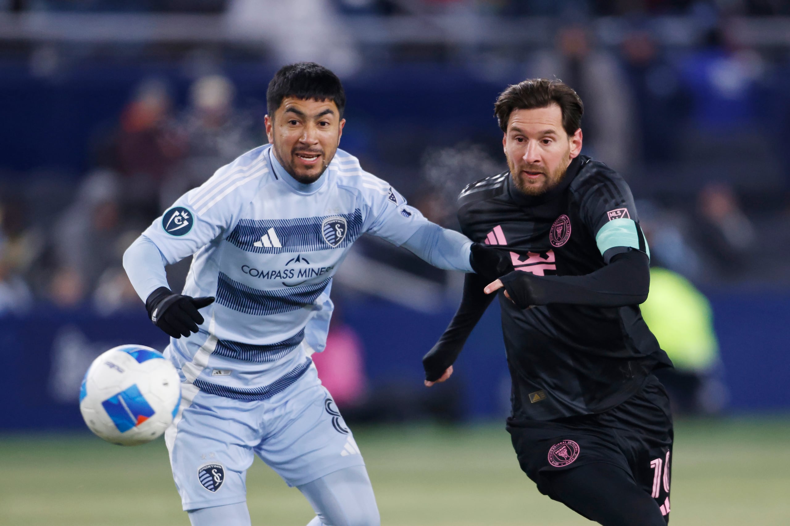 Lionel Messi (derecha), del Inter Miami, disputa un balón con Memo Rodríguez, del Sporting Kansas City, en un encuentro de la Copa de Campeones de la CONCACAF, disputado el miércoles 19 de febrero de 2025.