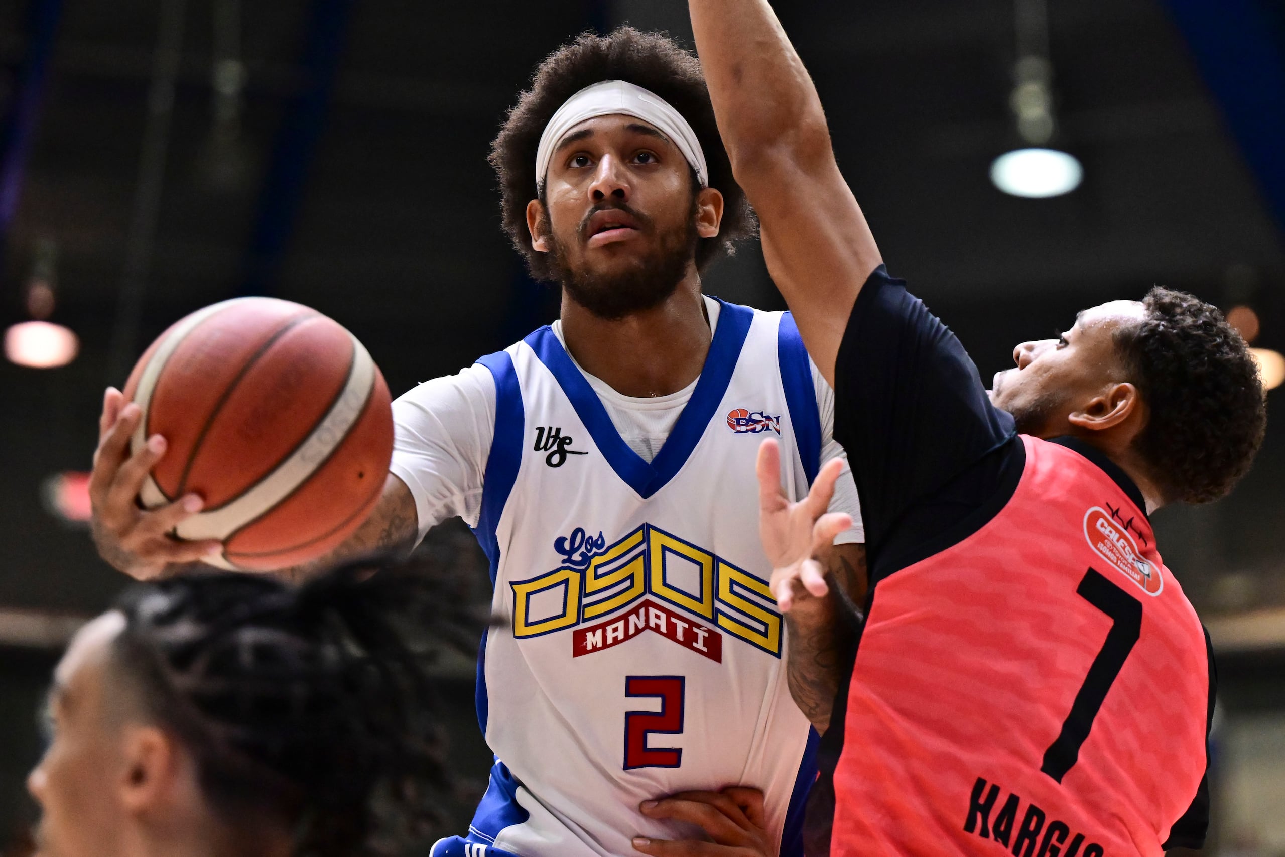 Alex Morales ataca el canasto durante la serie final 2024 del Baloncesto Superior Nacional (BSN).