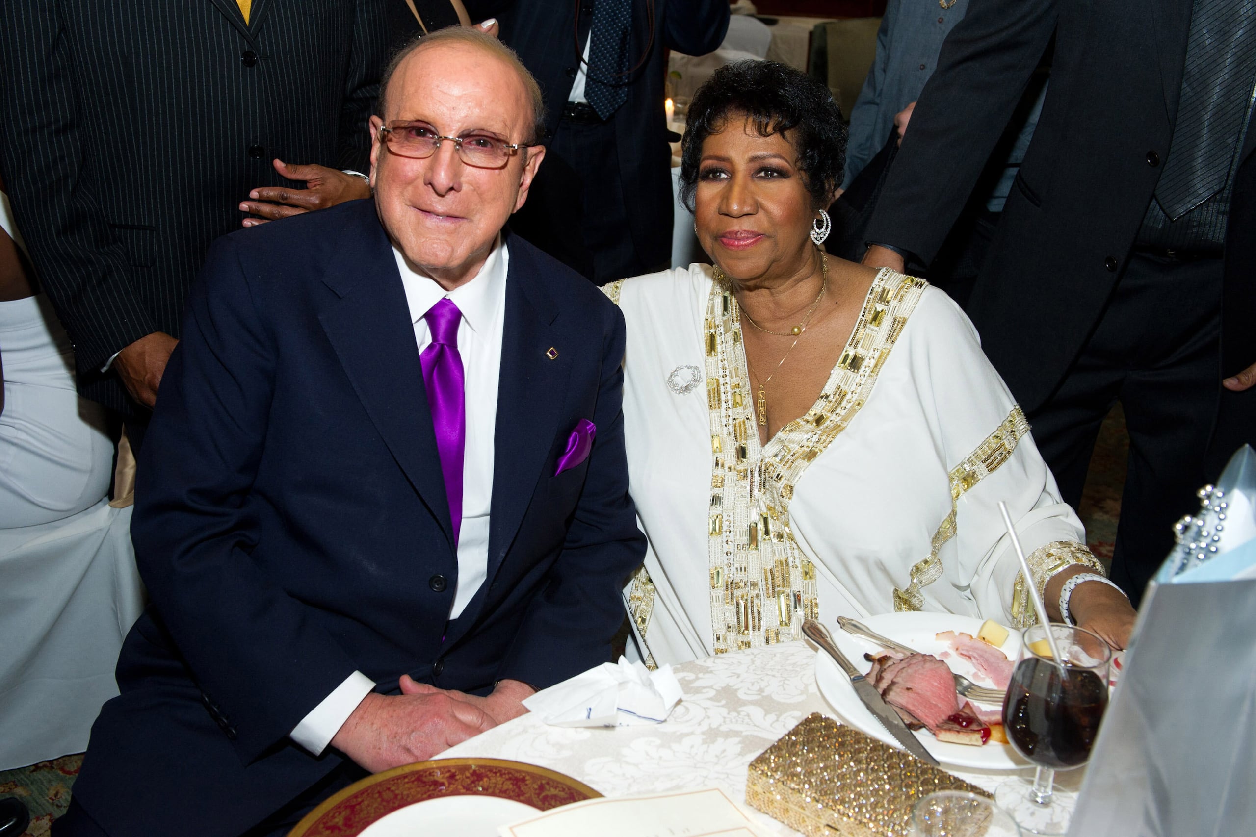 ARCHIVO - Clive Davis, a la izquierda, aparece junto a Aretha Franklin en la fiesta del 69 cumpleaños de Aretha, en Nueva York, el viernes 25 de marzo de 2011. (Foto AP/Charles Sykes, archivo)