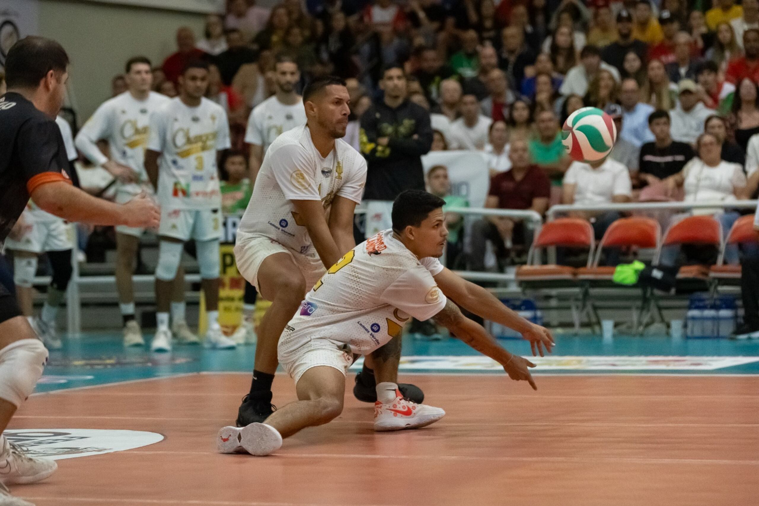 Johansen Negrón recibe un balón durante el cuarto juego de la serie final del Voleibol Superior Masculino.
