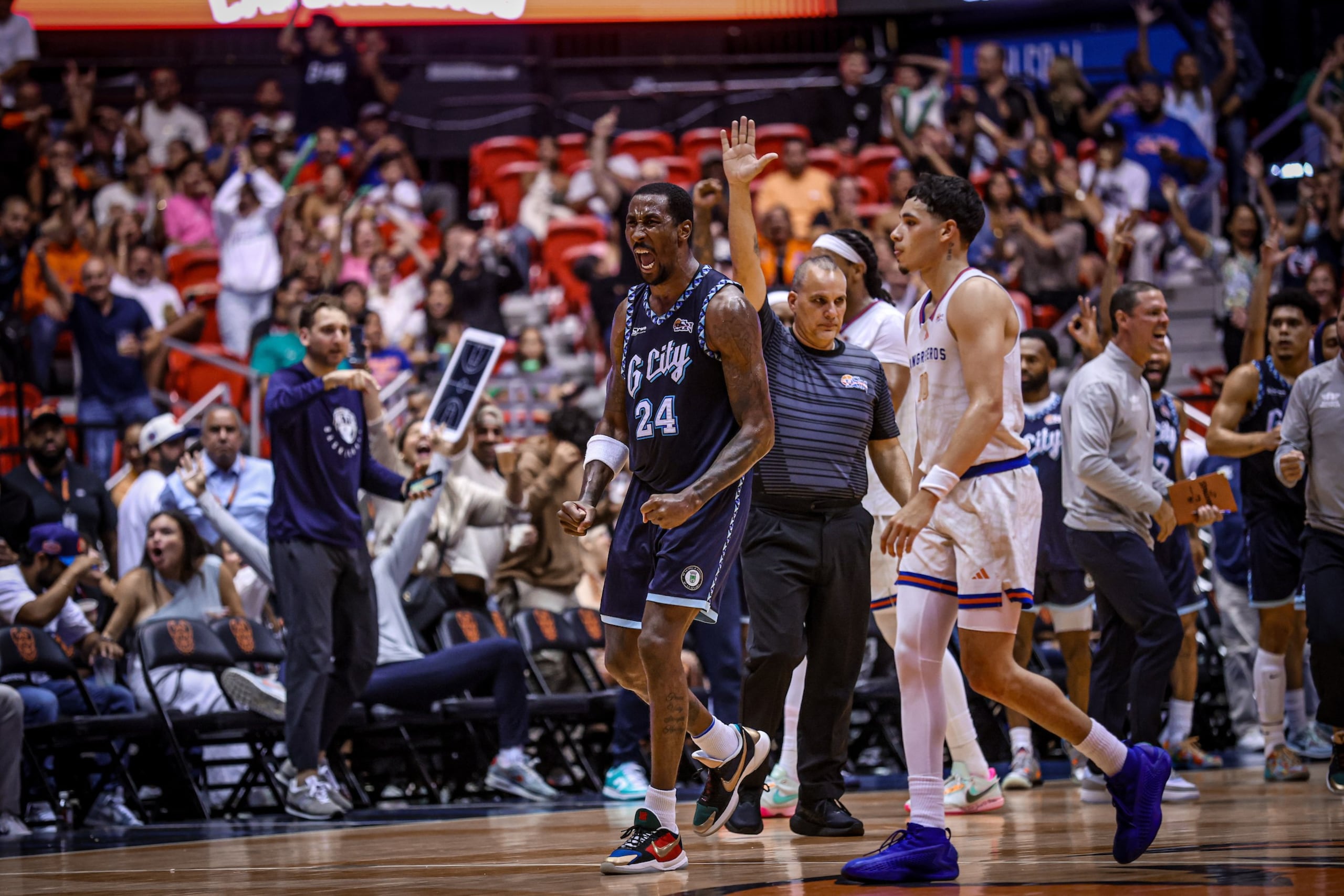 Rondae Hollis-Jefferson celebra una jugada contra los Cangrejeros de Santurce. El triunfo de los clasificados Mets mantiene a los Cangrejeros aún sin clasificar a la postemporada.