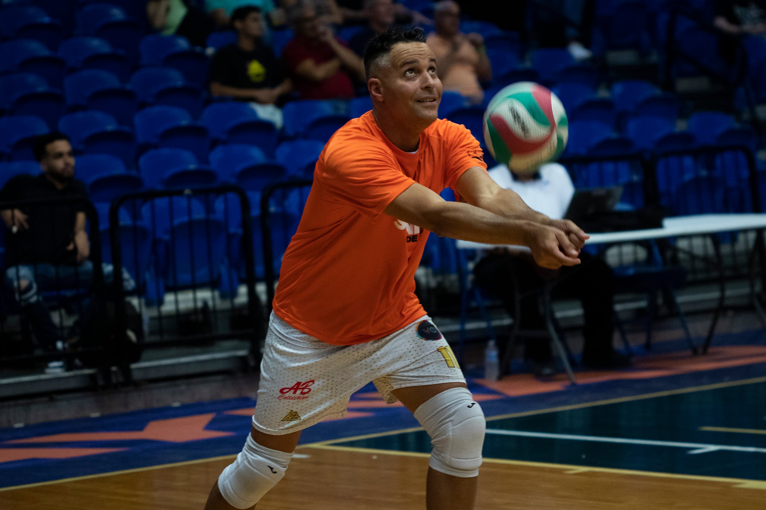 El acomodador de los Changos de Naranjito, Juanmi Ruiz, practica antes del primer juego de la final del Voleibol Superior Masculino ante los Caribes de San Sebastián.