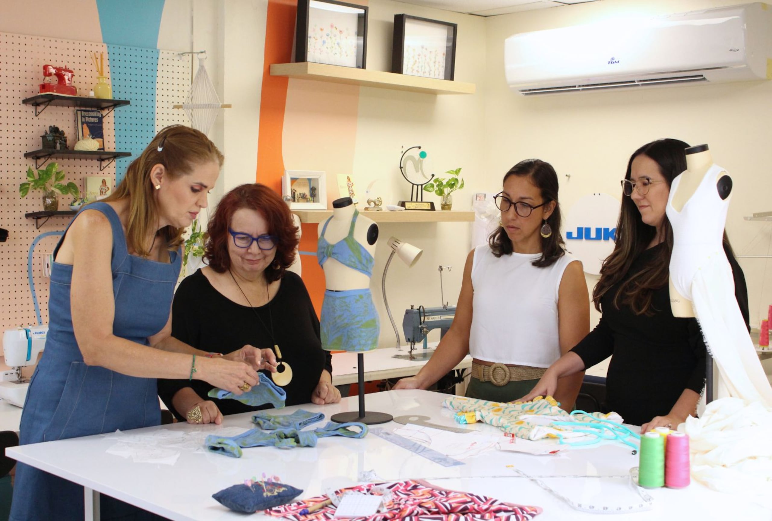 La diseñadora regresa con sus nuevos cursos educativos en su academia de moda.