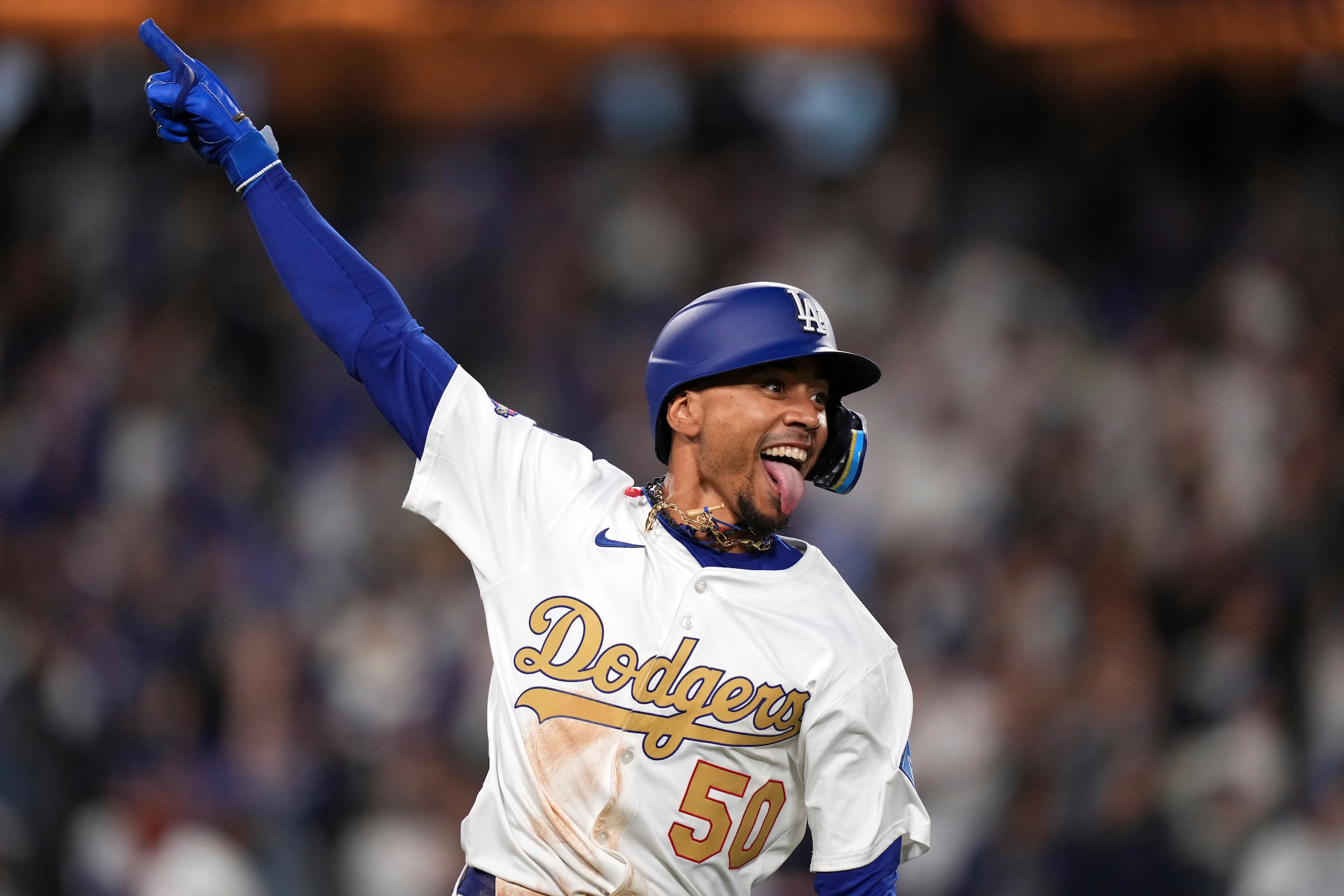 Mookie Betts, de los Dodgers de Los Ángeles, festeja tras conectar un jonrón de tres carreras para poner fin al juego ante los Tigres de Detroit, el viernes 28 de marzo de 2025 (AP Foto/Mark J. Terrill)