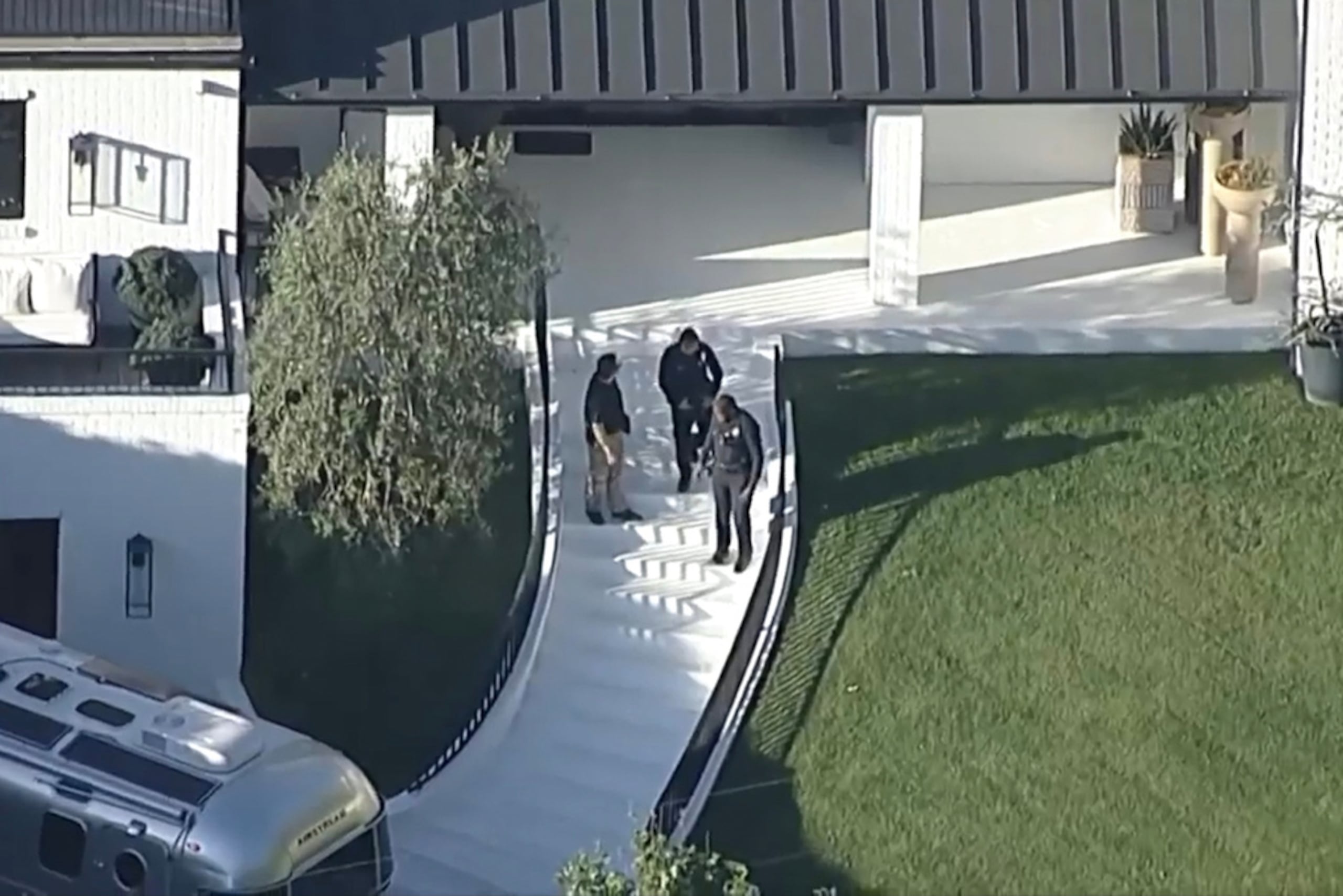 Esta imagen, tomada de un video proporcionado por ABC7 Los Ángeles el lunes 9 de marzo de 2026, muestra una toma aérea de la casa de la cantante Rihanna en Los Ángeles.