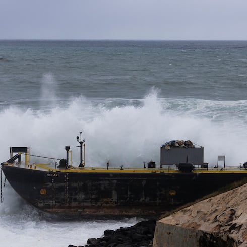 FOTOS: Emergencia frente a El Morro tras encallar barcaza de combustible
