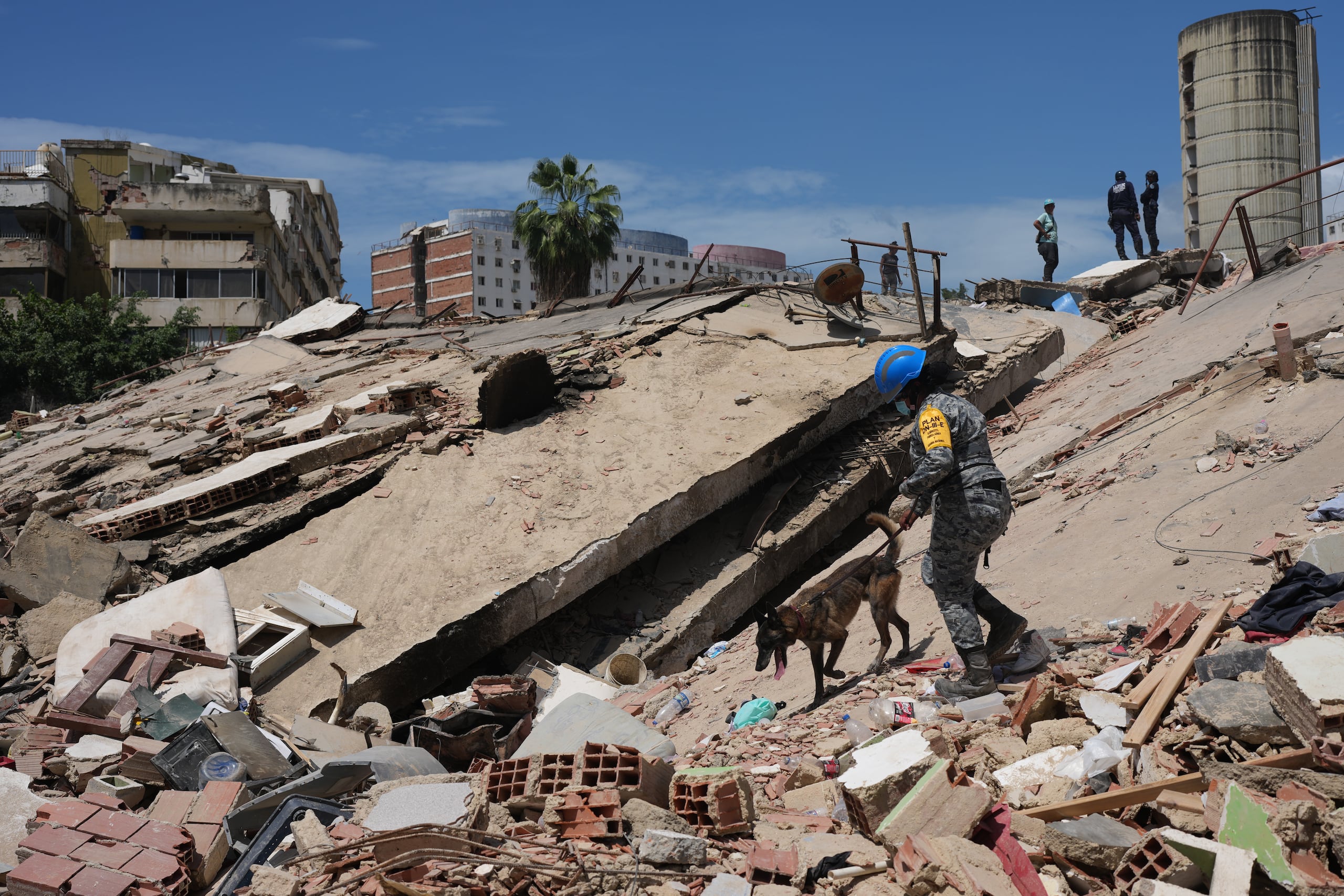 Los equipos de rescatistas internacionales siguen este jueves con las operaciones de salvamento después de que el rescate del venezolano Hernán Gil esta mañana llenara de esperanza a los afectados a pesar de que las probabilidades de sacar a alguien más con vida disminuyen a medida que pasan las horas.