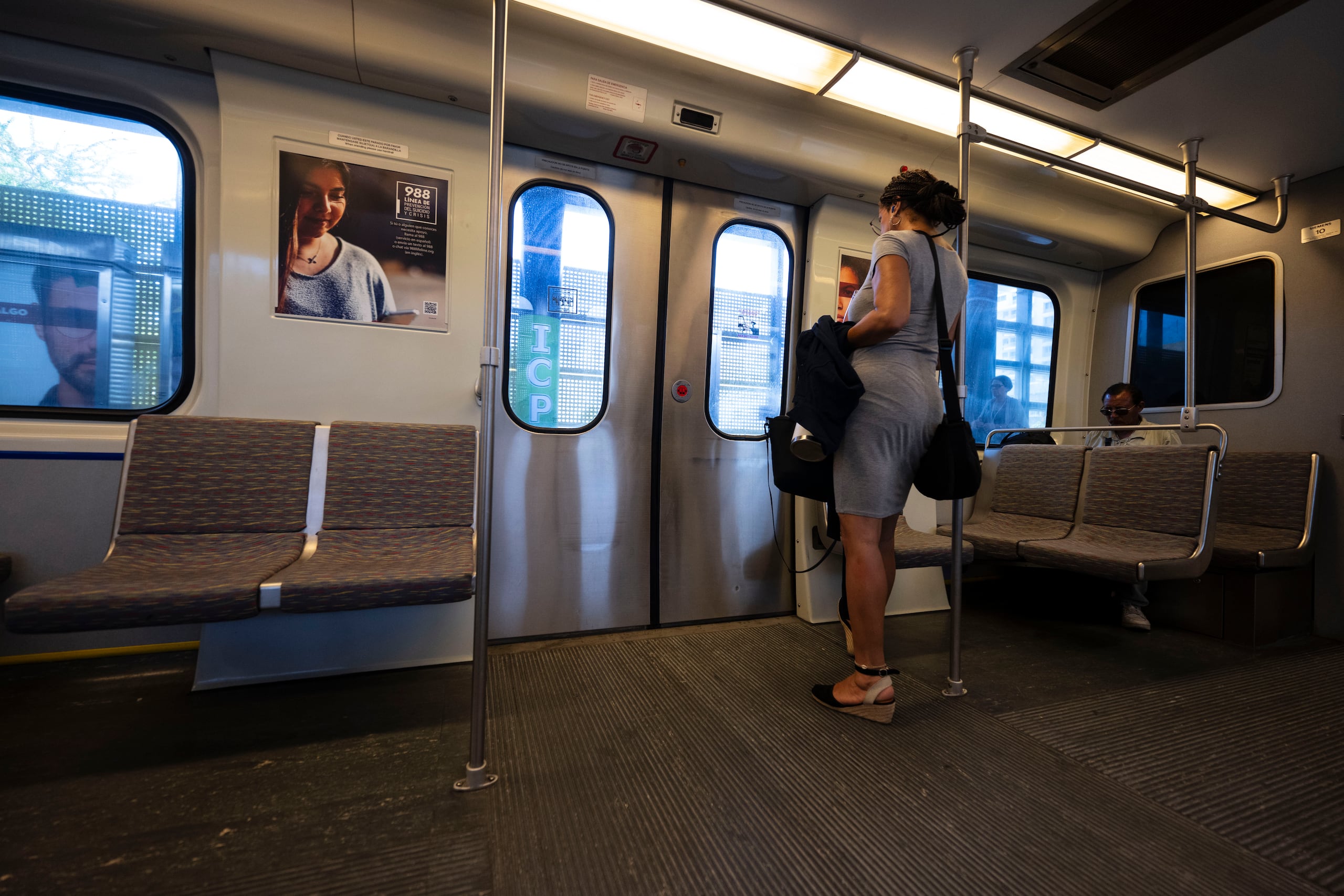 En las horas pico en la mañana y la tarde, el flujo de personas en el tren urbano es mayor.