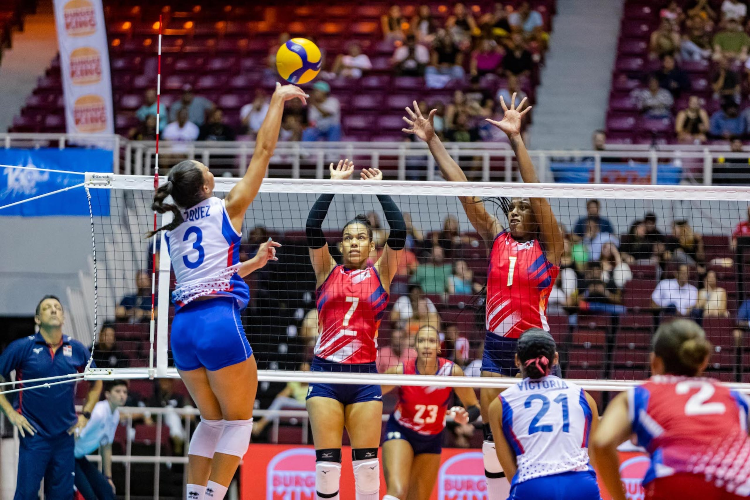 Alondra Vázquez ataca ante el bloqueo dominicano.