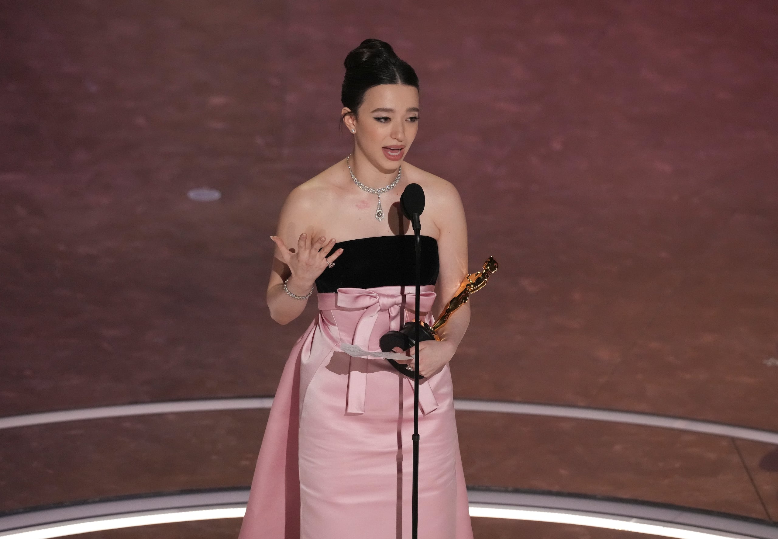 Mikey Madison recibe su Oscar a mejor actriz.