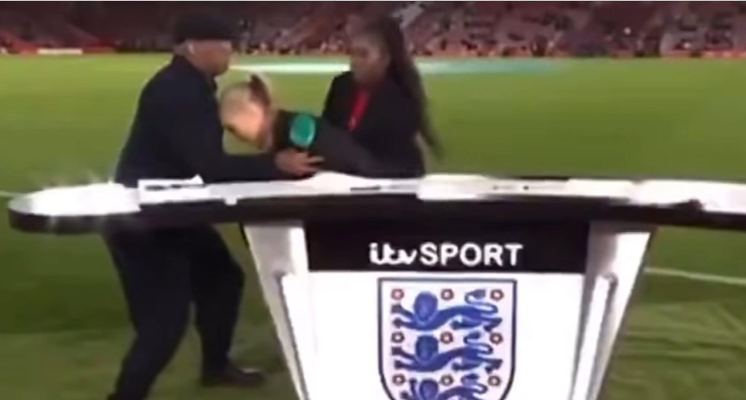 Momento en que se desmaya Laura Woods.