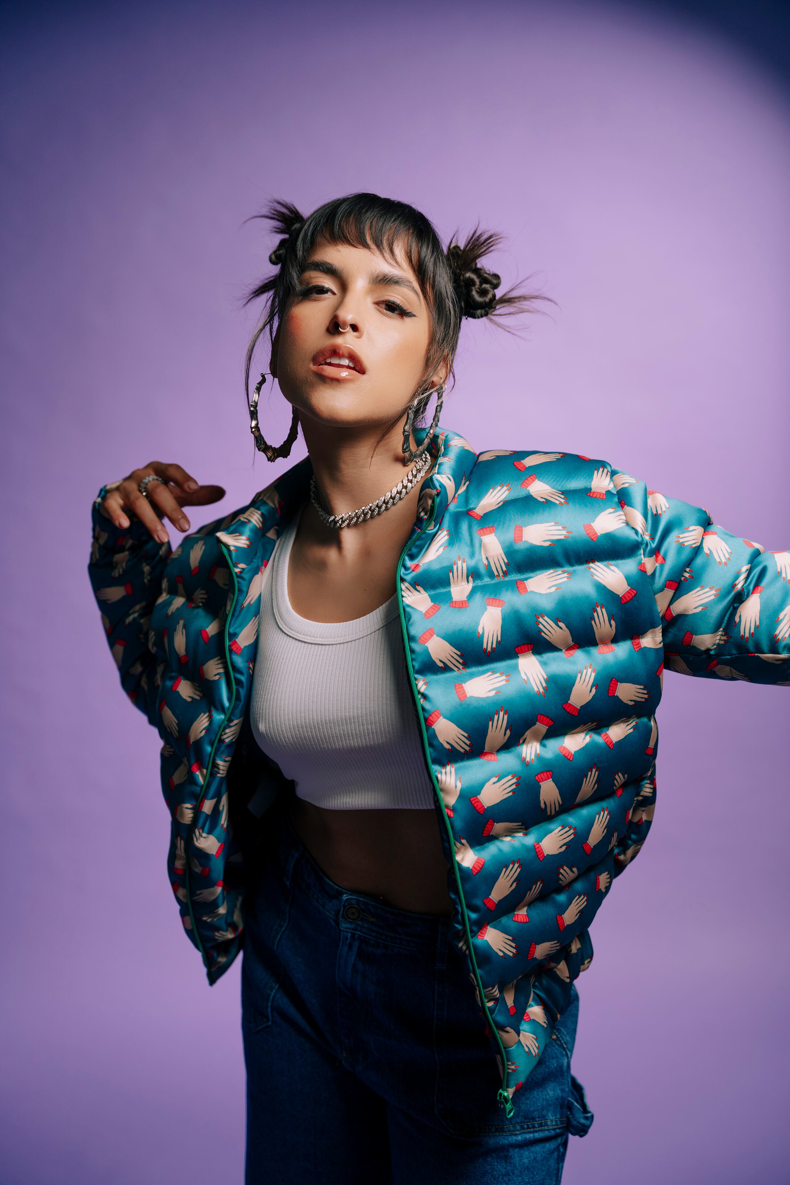 GALE va con todas tras el reciente lanzamiento de su álbum "Lo que no te dije", una exploración de los retos y triunfos tras sufrir un mal amor.