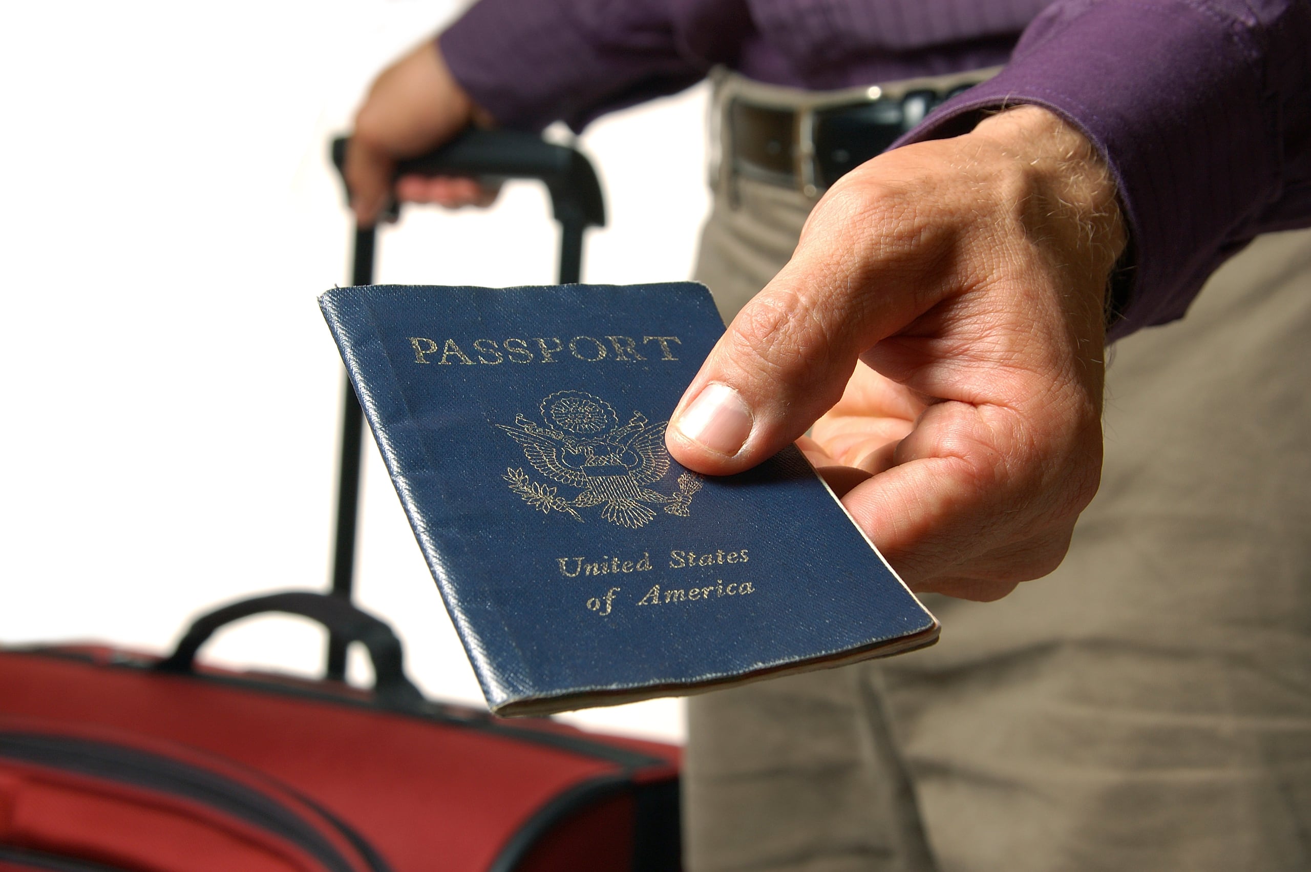 La medida aplicará tanto para quienes residan dentro de Estados Unidos como para aquellos ciudadanos estadounidenses que se encuentren fuera del país.