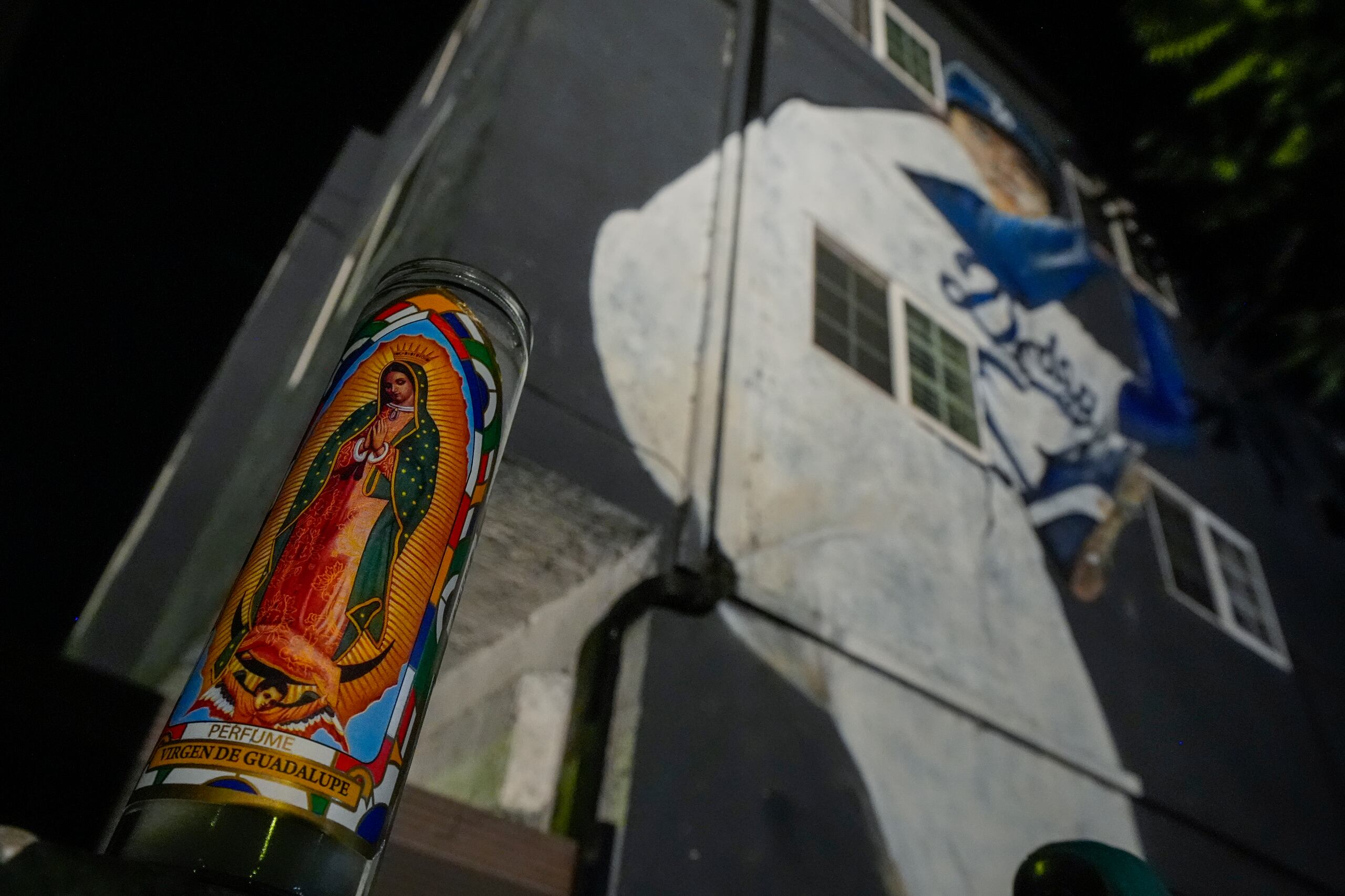 Una imagen de la Virgen de Guadalupe fue colocada cerca de un mural que existe en la ciudad dedicado a Fernando Valenzuela.