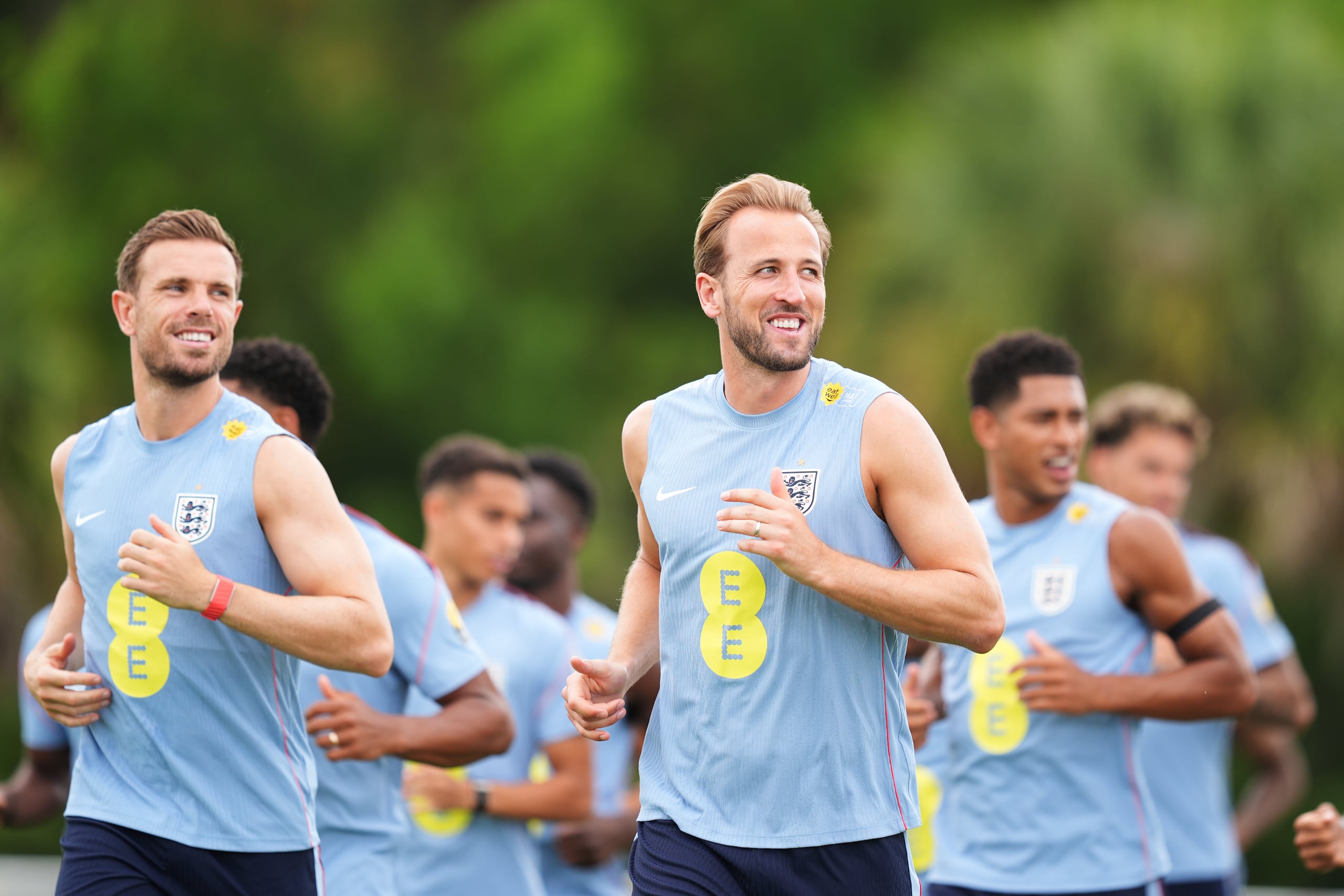 Los británicos Harry Kane, al centro, y Jordan Henderson, a la izquierda, trotan junto a sus compañeros durante la práctica de la selección de Inglaterra.