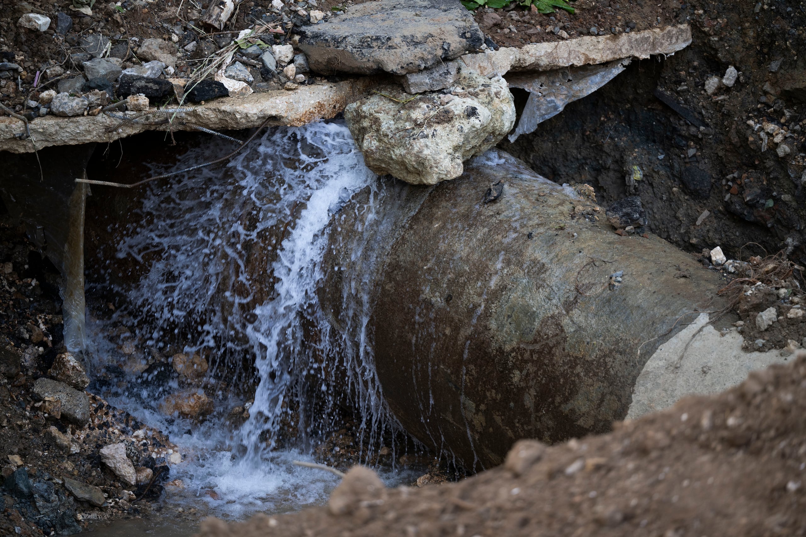 La AAA informó que el proceso de excavación ya fue completado y que actualmente se realizan ajustes operacionales y cierres de válvulas para dejar la tubería fuera de servicio.
Autoridad de Acueductos y Alcantarillados, AAA, Agua, Supertubo, Superacueducto, Bayamón, Avería, Ruptura, Reparación