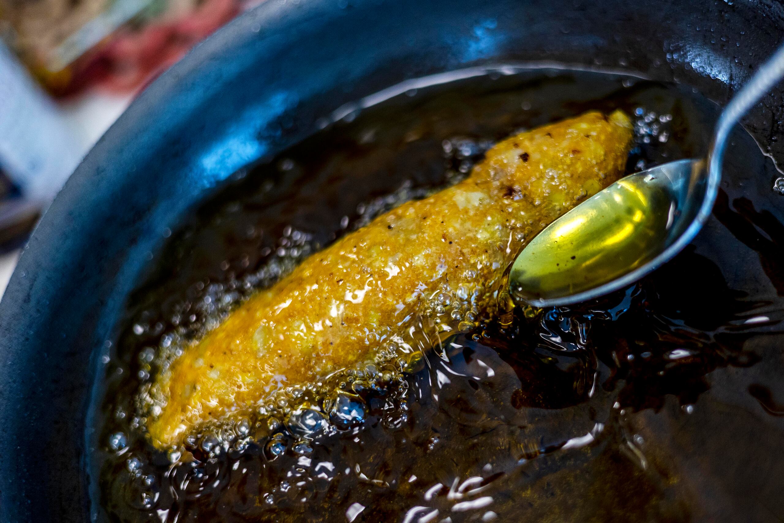 La fiesta rinde homenaje a la fritura más emblemática del pueblo, el macabeo.