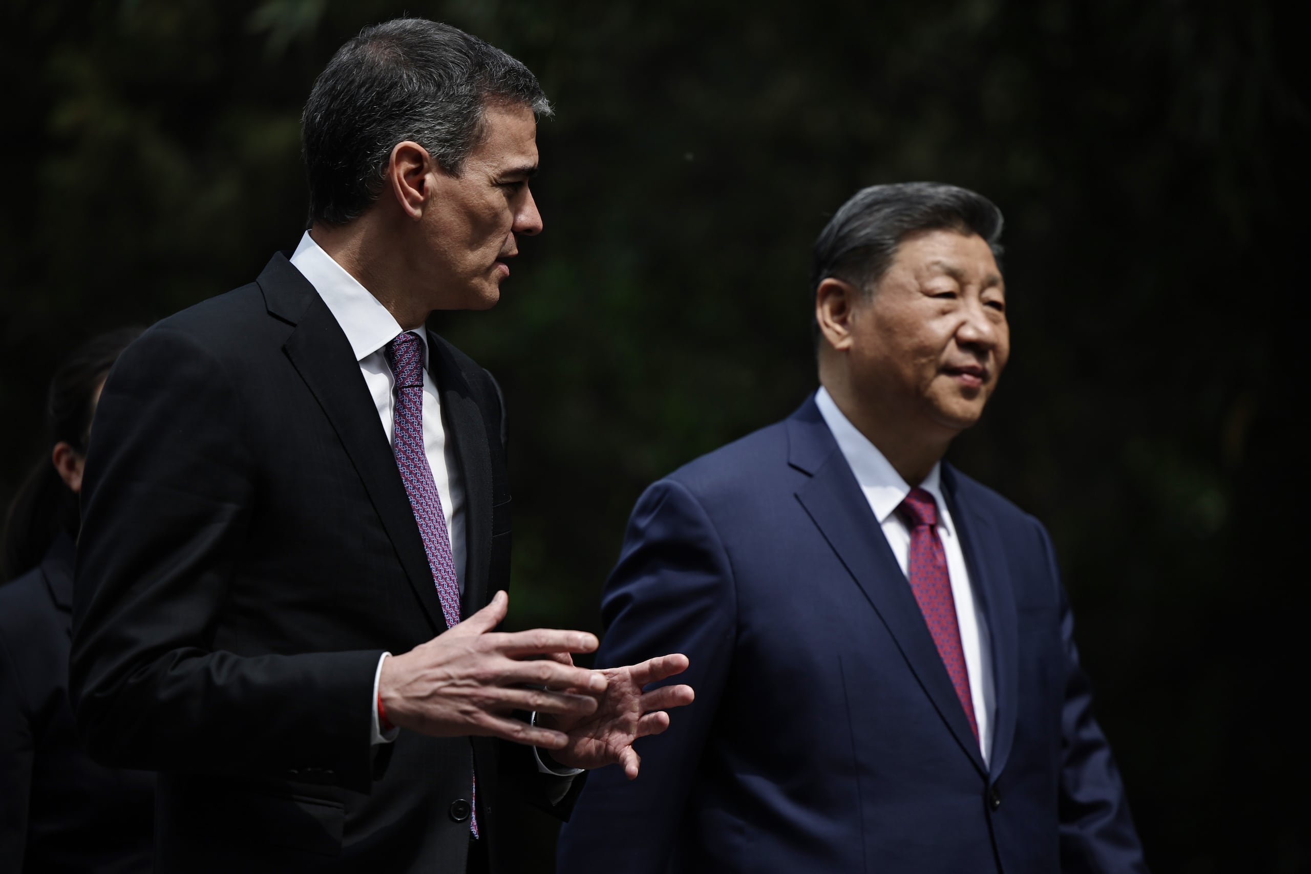 Fotografía de archivo del presidente de España, Pedro Sanchez (i), junto al presidente de China, Xi Jinping (d), durante la visita del líder europeo al país asiático en abril de 2025.
EFE/EPA/ANDRES MARTINEZ CASARES / POOL