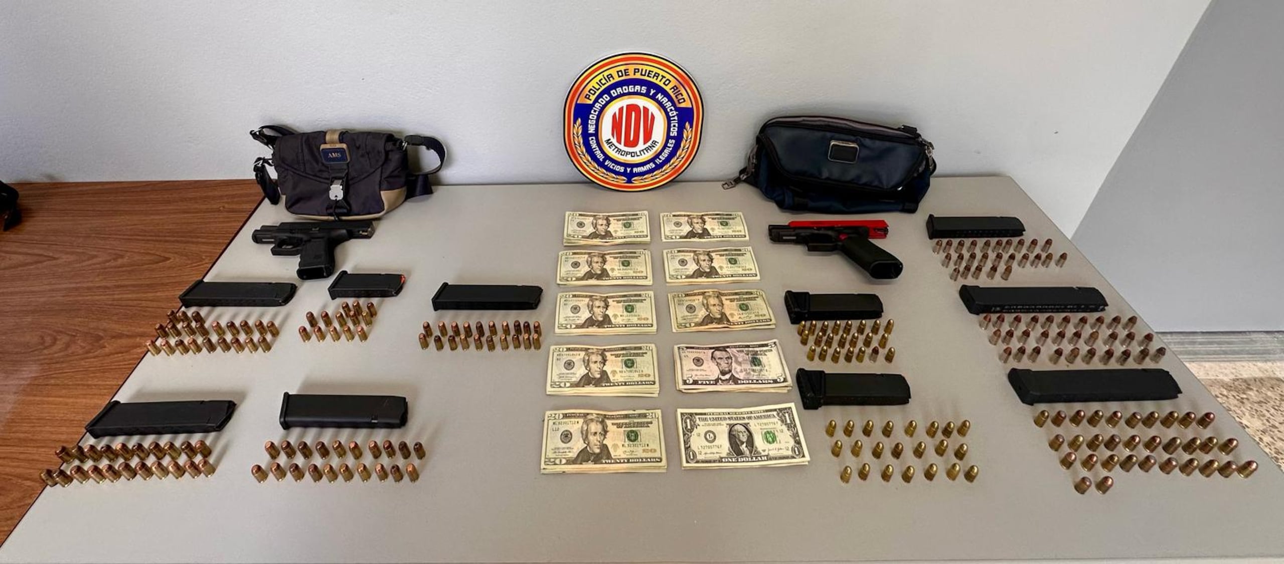 Dos pistolas moficadas para disparar en automático, cargadores y municiones fueron ocupadas en un allanamiento en el barrio Amelia, en Guaynabo.