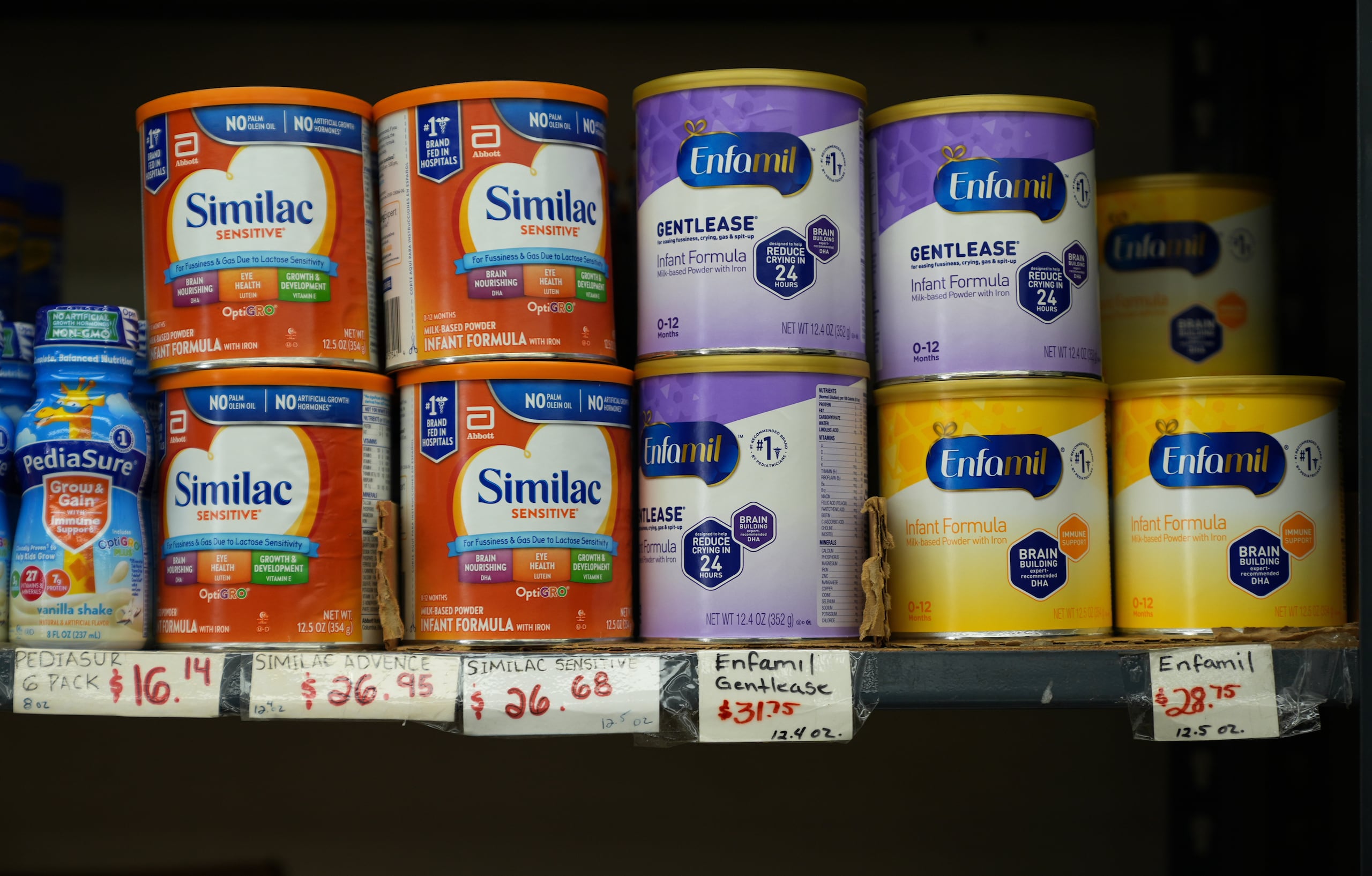 Latas de formula infantil alcanzan precios de hasta 31,75 dólares por 351 gramos (12,4 onzas) en un mercado que atiende a la comunidad de inmigrantes centroamericanos en el área de Westlake/Pico Union en Los Ángeles, el martes 7 de abril de 2026. (AP Foto/Damian Dovarganes)