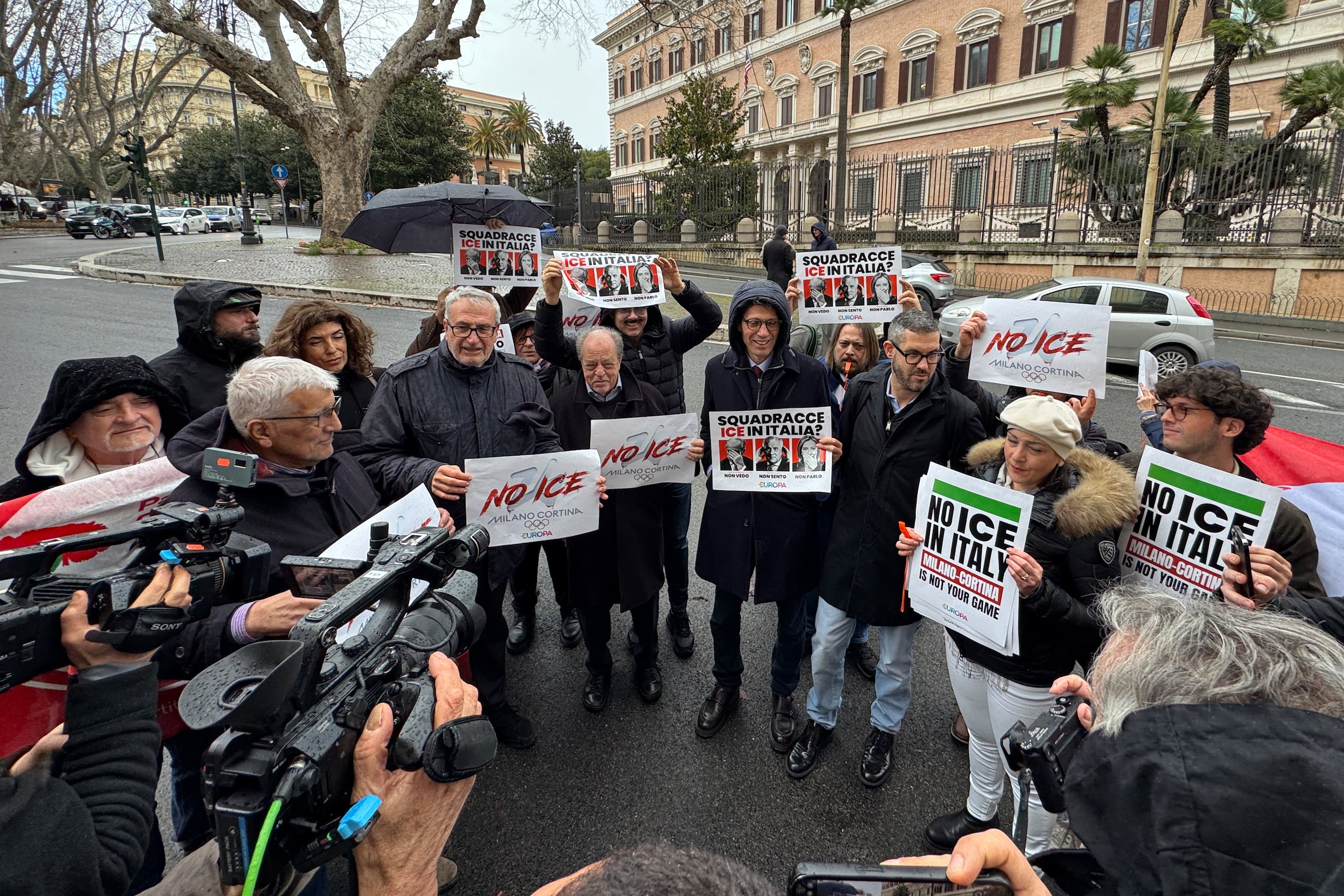 Las protestas continuarán en los próximos días, especialmente en Milán, pese a que el Gobierno italiano insiste en que la colaboración se limitará a “analistas” del HSI.