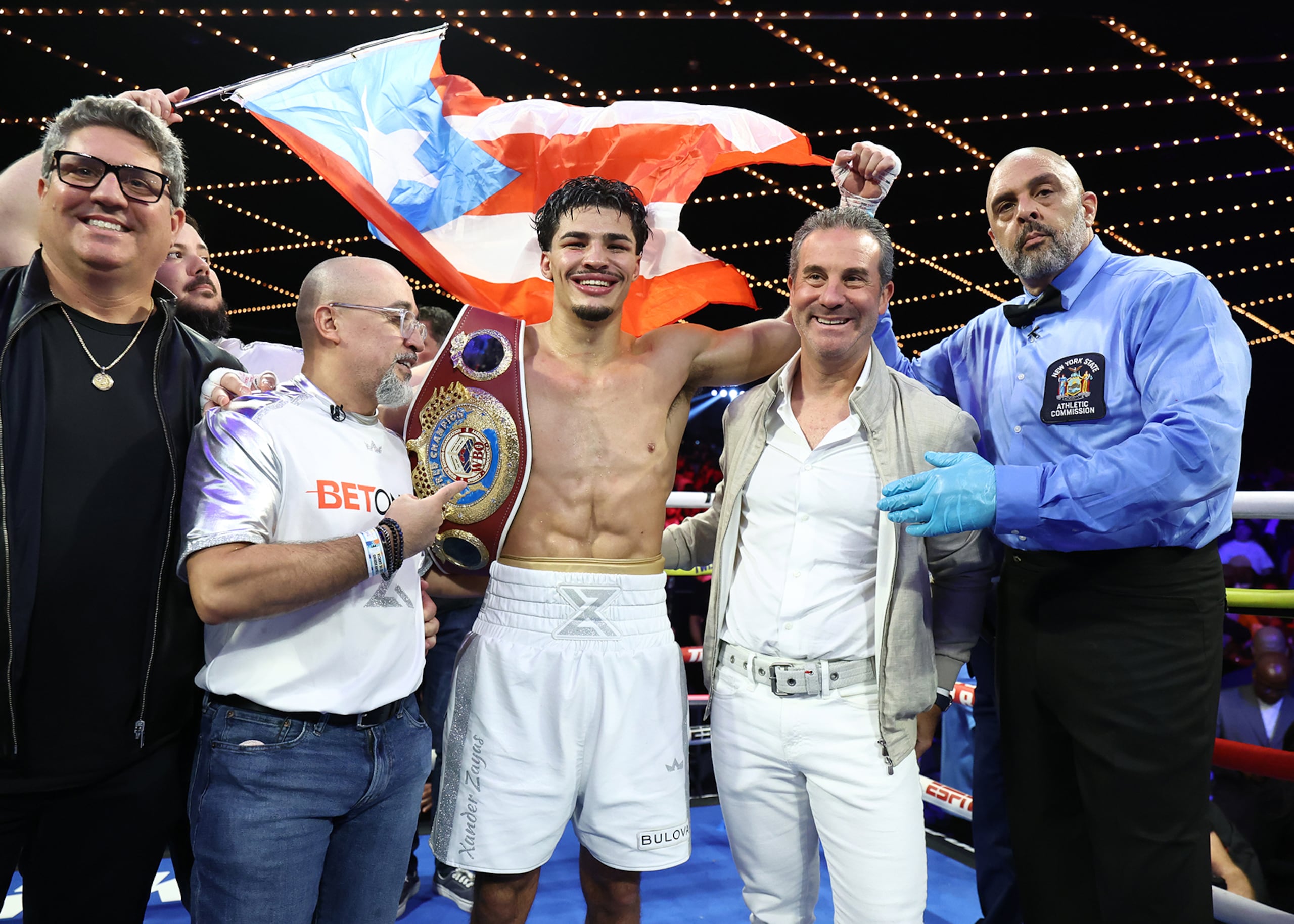 Xander Zayas conquistó su primer campeonato mundial al derrotar por decisión unánime al mexicano Jorge García por la faja vacante de la 154 libras de la OMB.