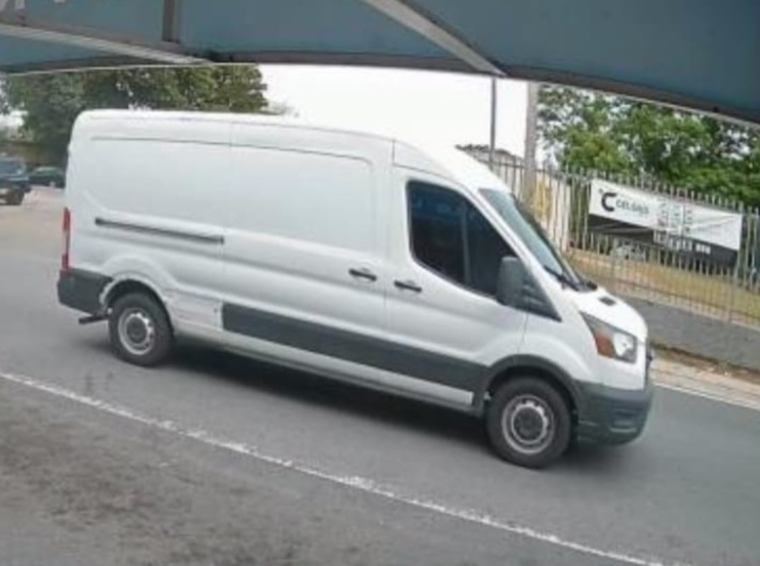 La guagua Ford Transit T-250, color blanco y del 2022 es buscada por el CIC de Bayamón.