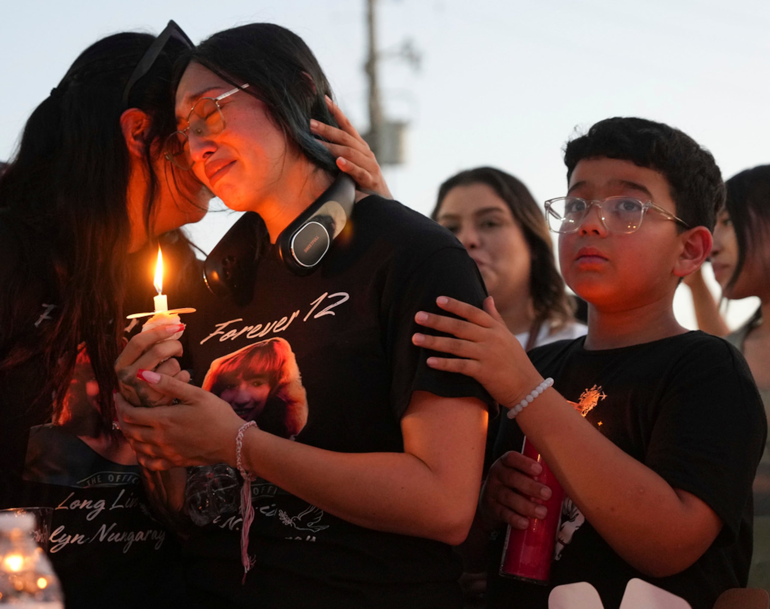 Alexis Nungaray, mamá de Jocelyn Nungaray, es consolada durante una vigilia dedicada a su hija el 21 de junio de 2024 en Houston, Texas.