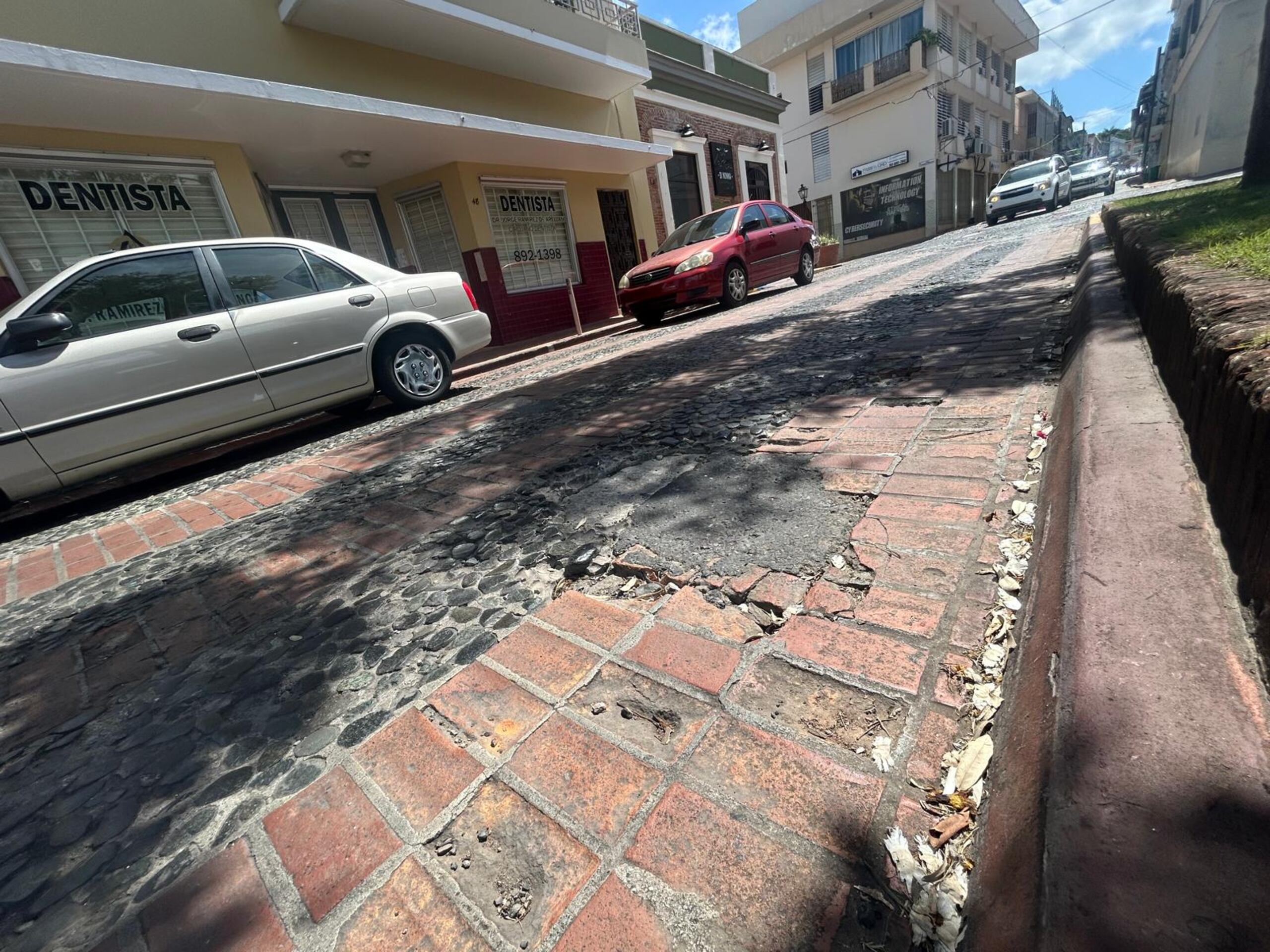 Las críticas condiciones de las calles del centro urbano es una de las quejas ciudadanas constantes.